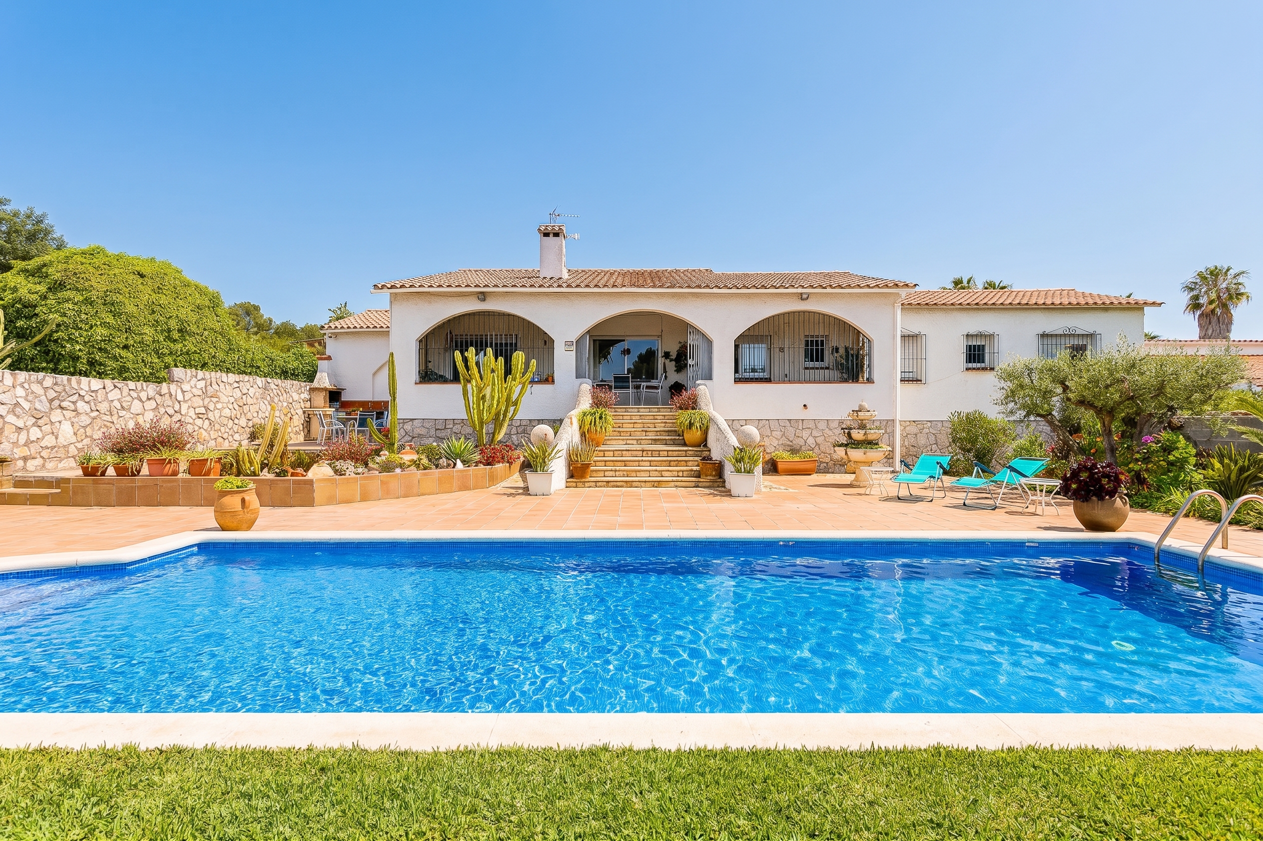 Magnificent single-story detached house on a large 1.117 sqm plot.