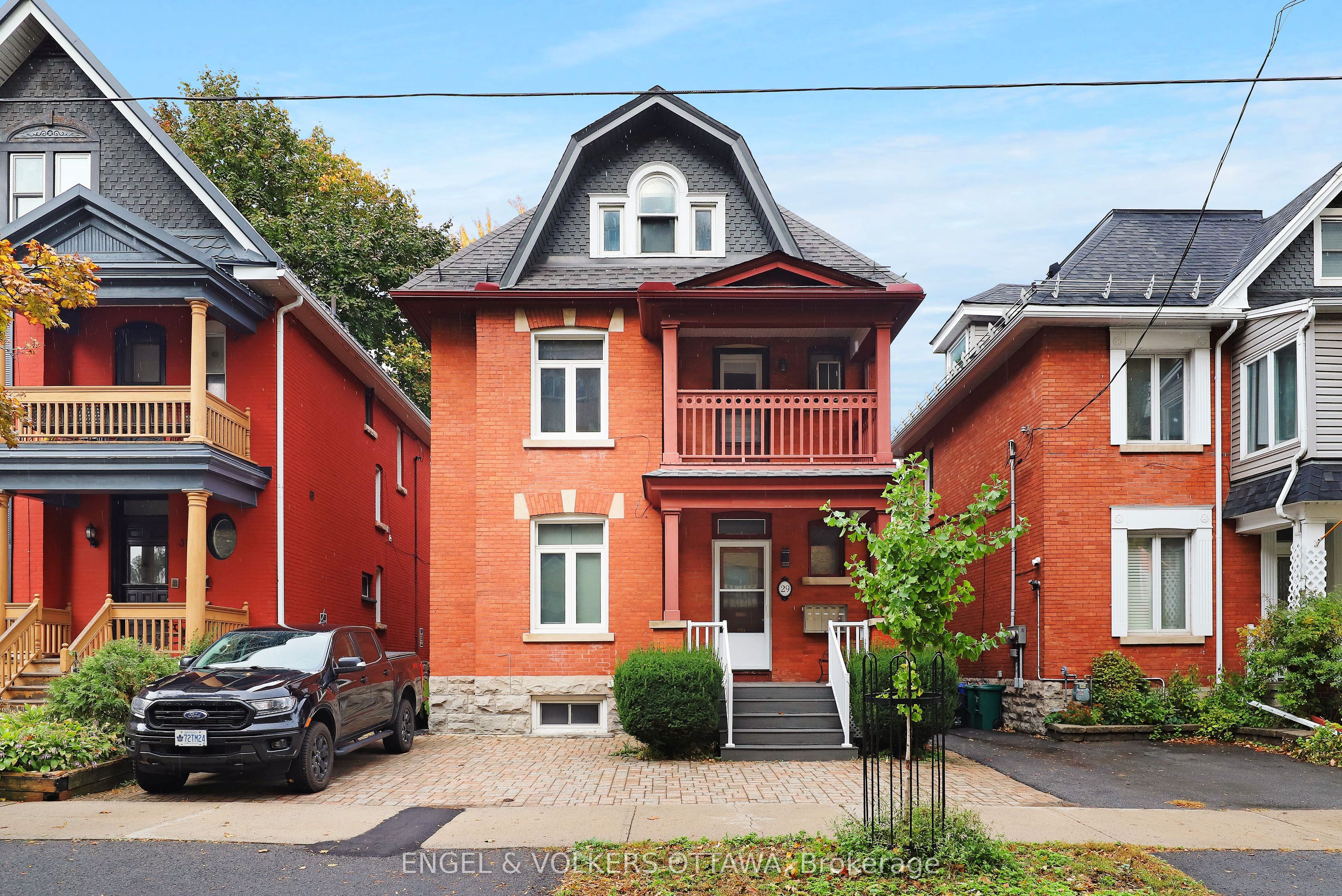 2 bedroom with parking steps from the Canal!