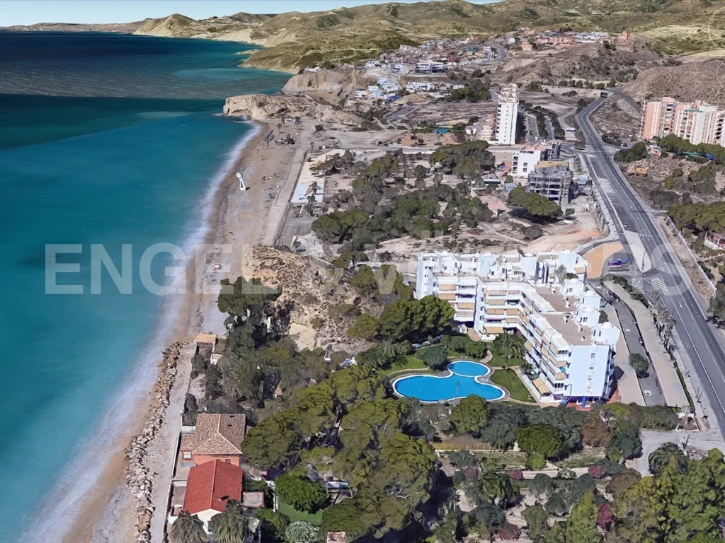 Parcela edificable en primera línea de la Playa del Paraíso en Villajoyosa