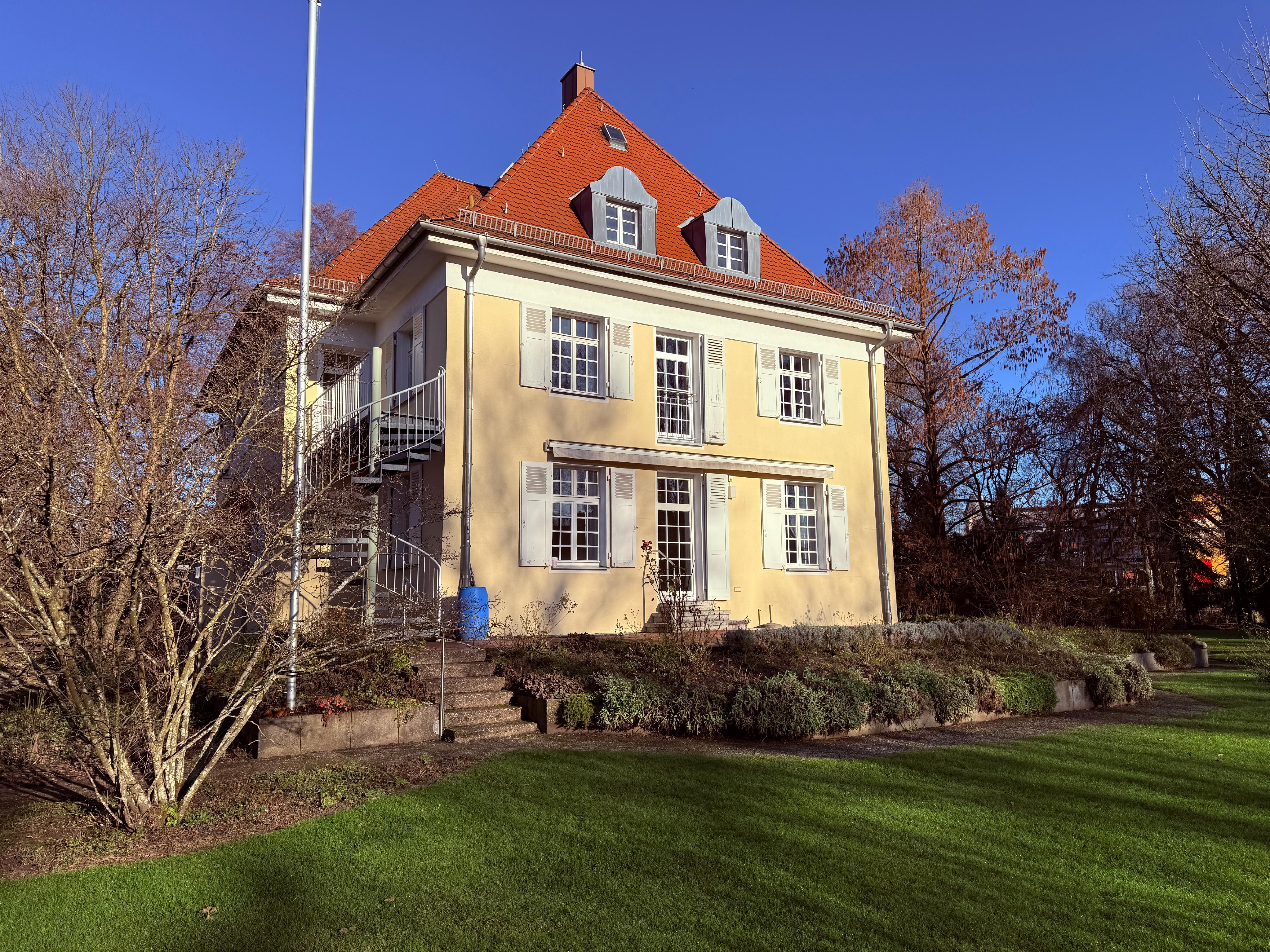 Historische Residenz in Baienfurt: 440 m², 15,5 Zimmer, fünf Garagen und großzügige Außenbereiche – außergewöhnliches Potenzial für ein exklusives Zuhause.