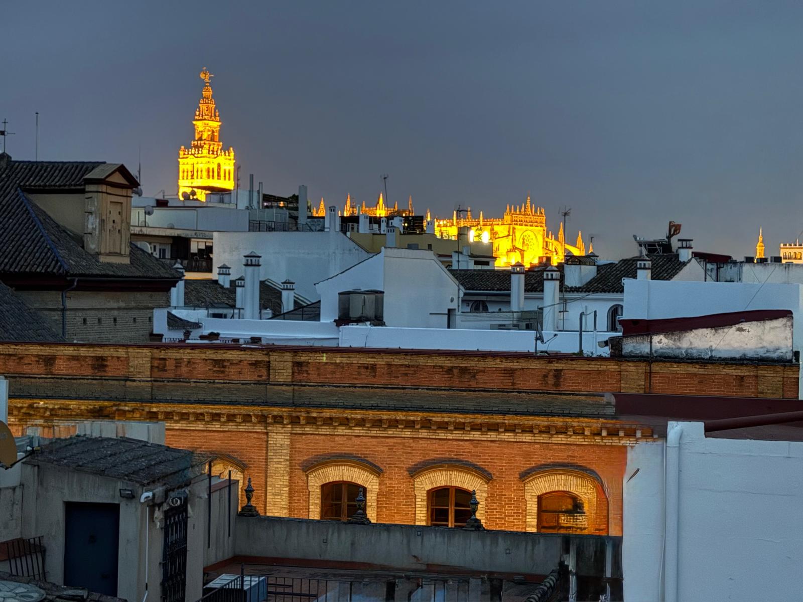 Exclusivo ático dúplex en edificio emblemático con ascensor, techos altos, balcones y vistas icónicas de la ciudad