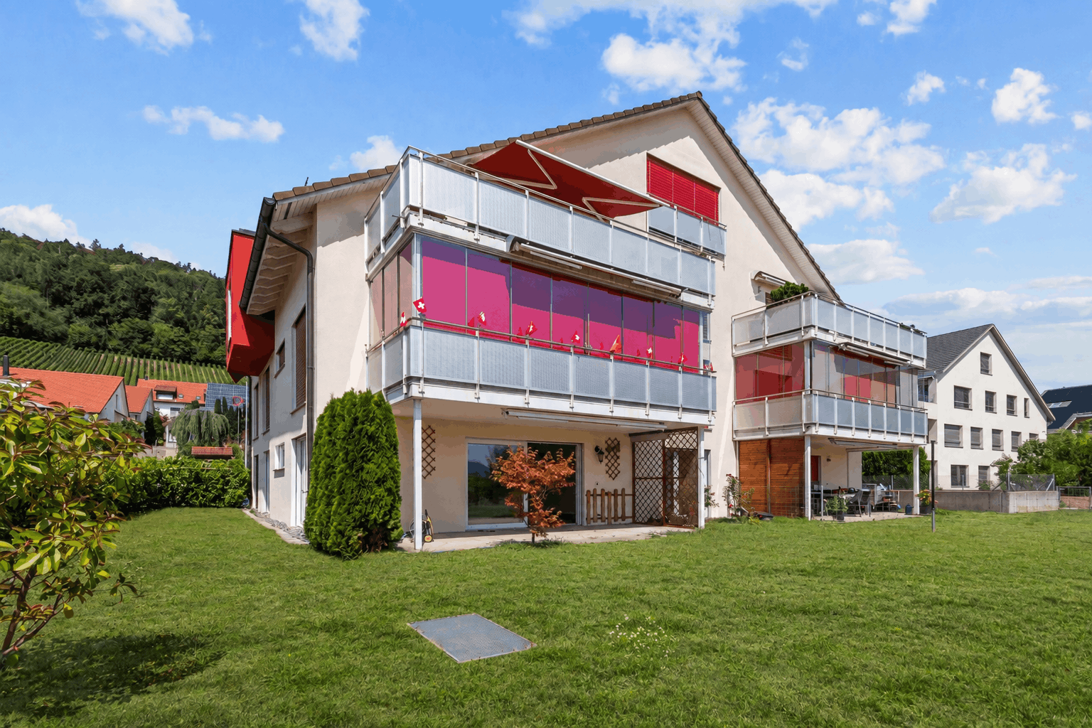 Lichtdurchflutete Wohnung mit einzigartigem Garten und traumhafter Aussicht in die Landschwirtschaft