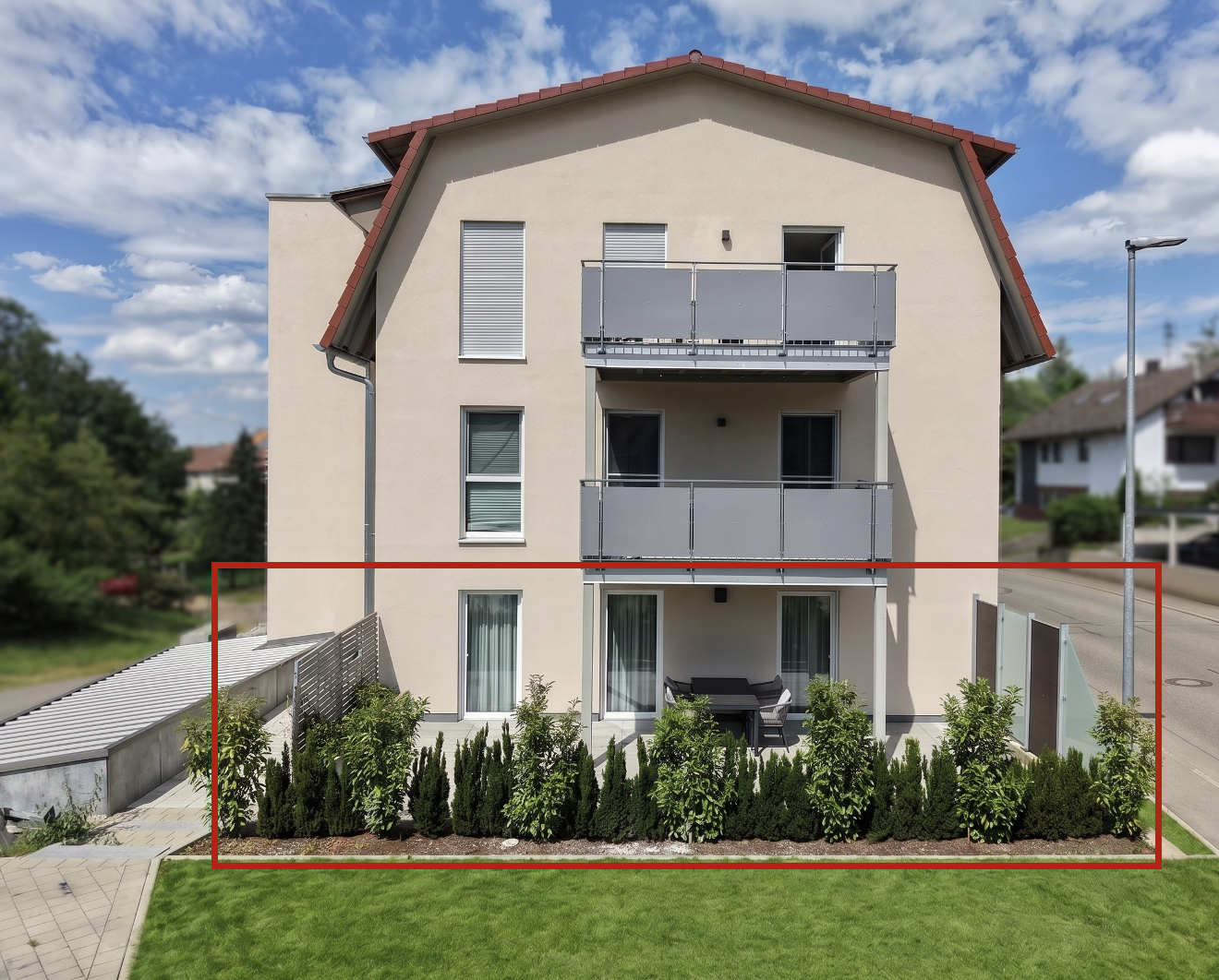 Neuwertige 3-Zimmer-Erdgeschoss Wohnung BJ 2021 mit großzügiger Terrasse und Tiefgarage