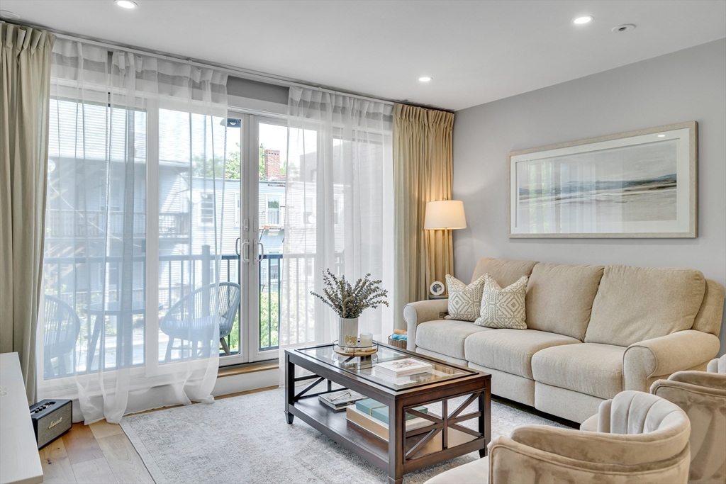 Stylish Two Bedroom Living in Jeffries Point.