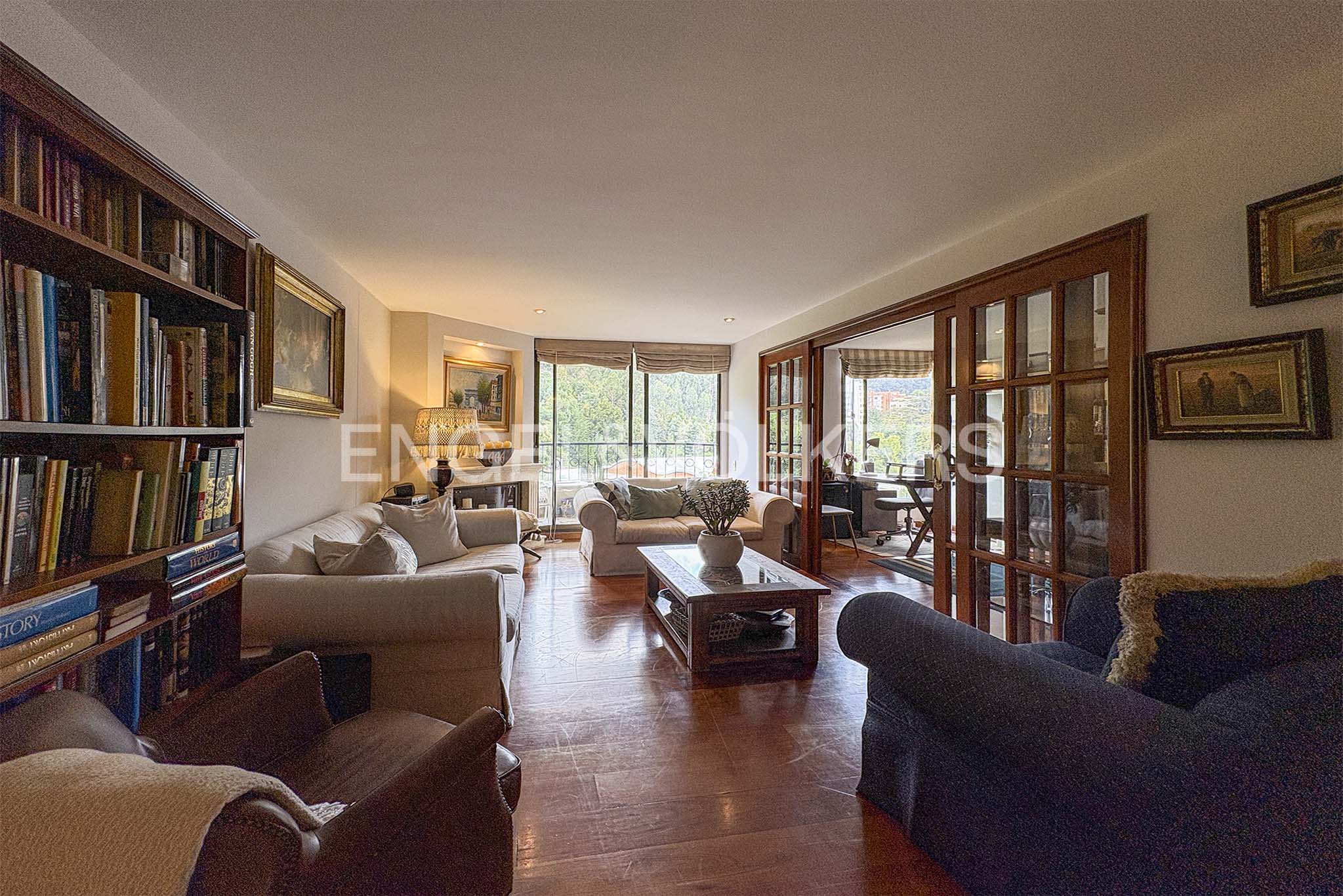 Apartamento con balcón y clubhouse para venta en La Alameda