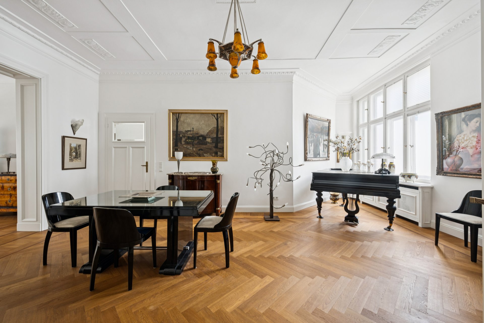 Herrschaftlicher Altbau am Ku’damm mit großzügigen Salons und Westbalkon