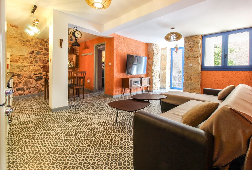 Beautifully renovated multi-unit residence in Attiki, Athens