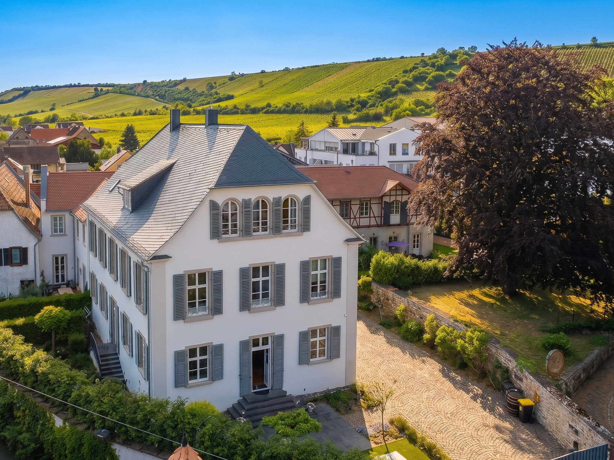 Repräsentative Luxus-Wein-Villa am Roten Hang