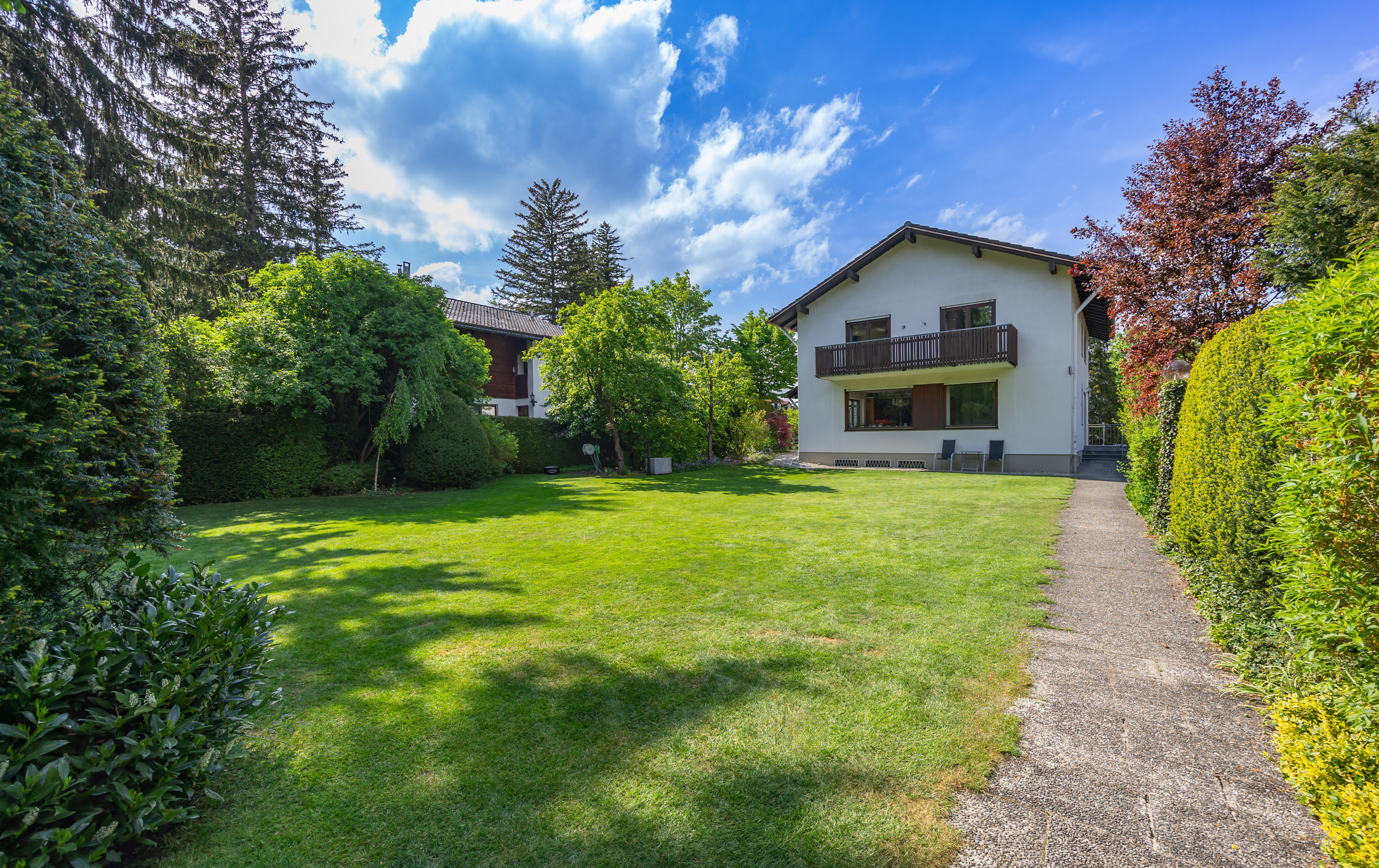 Gepflegtes Einfamilienhaus mit parkähnlichem Garten und extra Studio