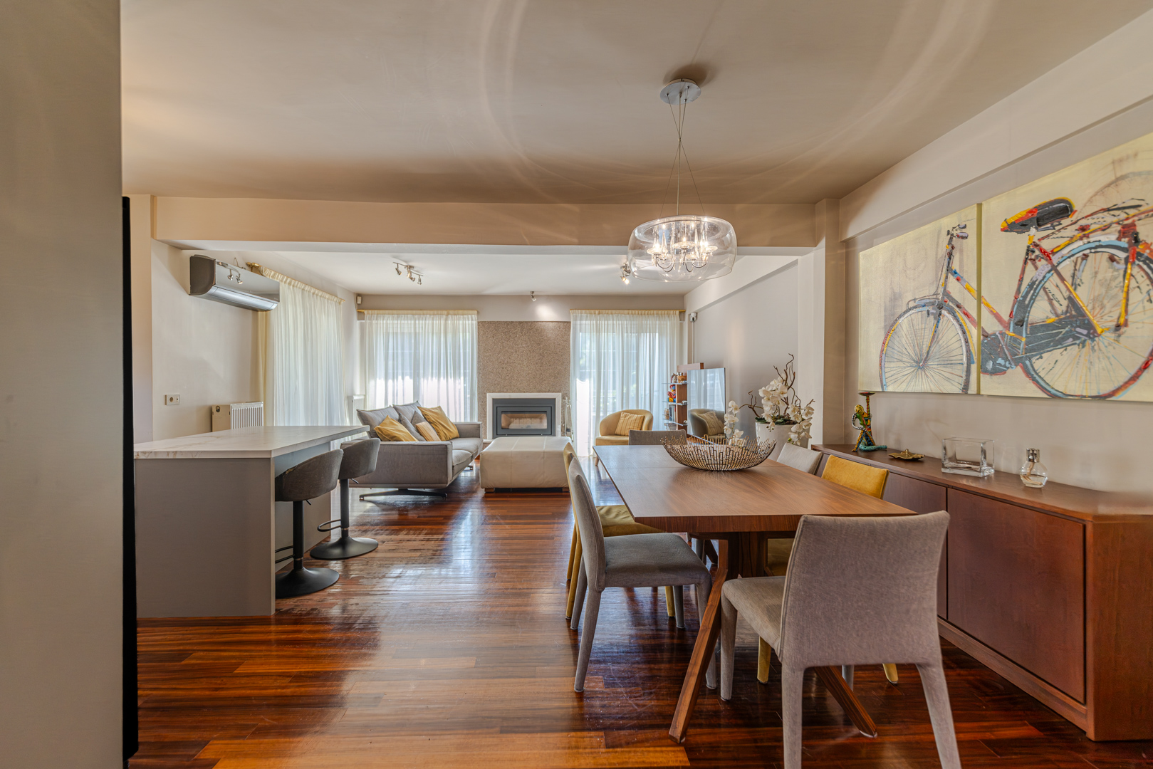 Elegant 187 square meters semi detached residence with garden in Vari