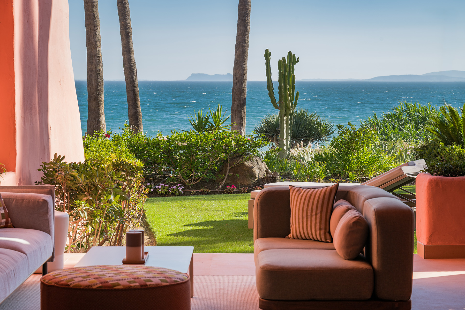 Unique beachfront groundfloor apartment with direct sea views.