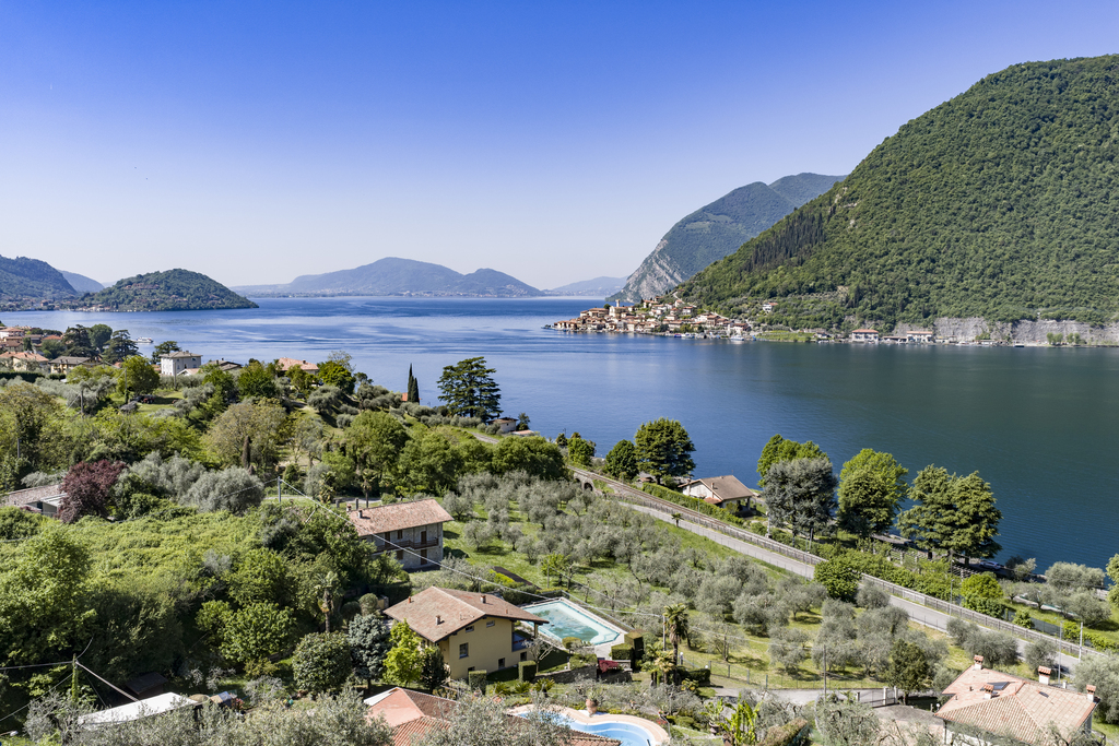Exclusive villa with unique panoramic views in Sale Marasino.
