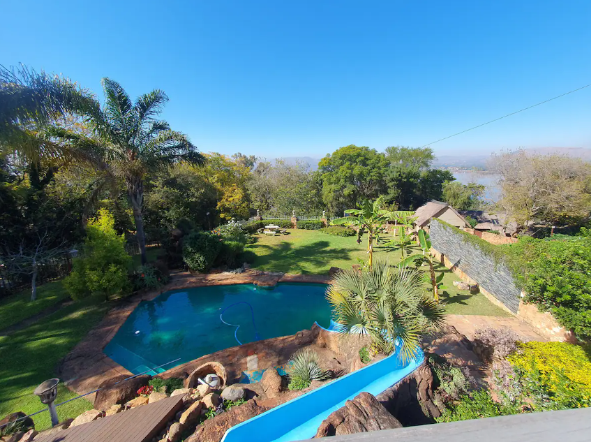 Thatched 4 bedroom home in Kosmos