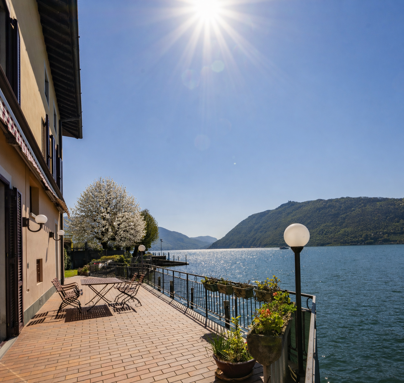 Exclusive “pieds dans l'eau” residence in Sale Marasino