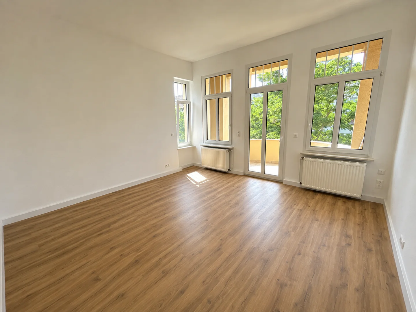 Elegante 4-Zimmer-Altbauwohnung mit Balkon in begehrter Lage Magdeburgs - Photo 3