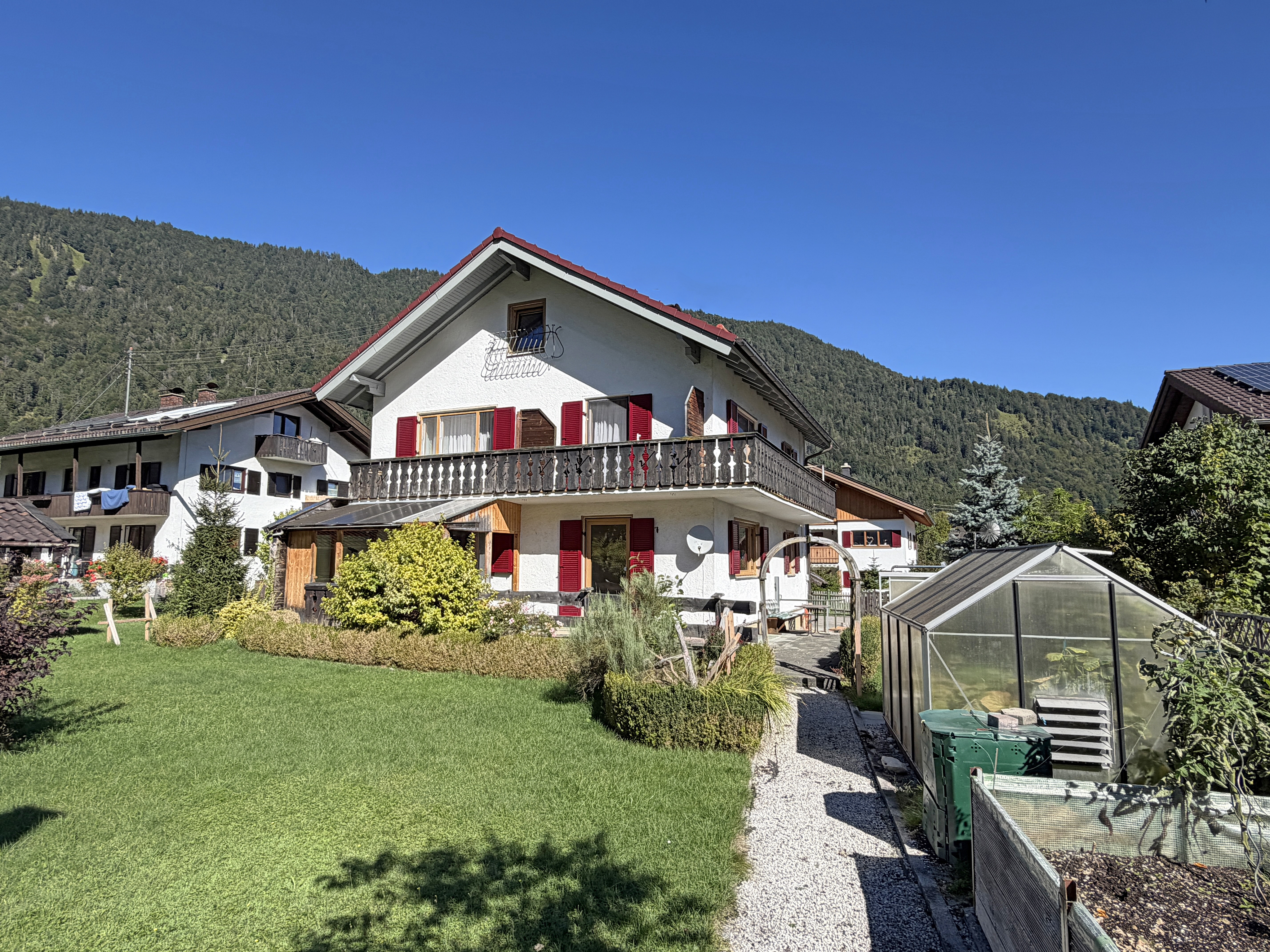 Freistehendes Dreiparteienhaus in sonniger Lage von Oberau (WEG-geteilt)