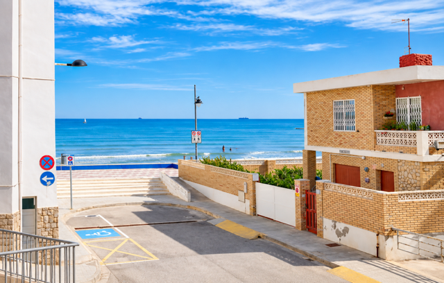 Semi-detached 4-bedroom chalet with terrace, balcony, and garage in El Perelló