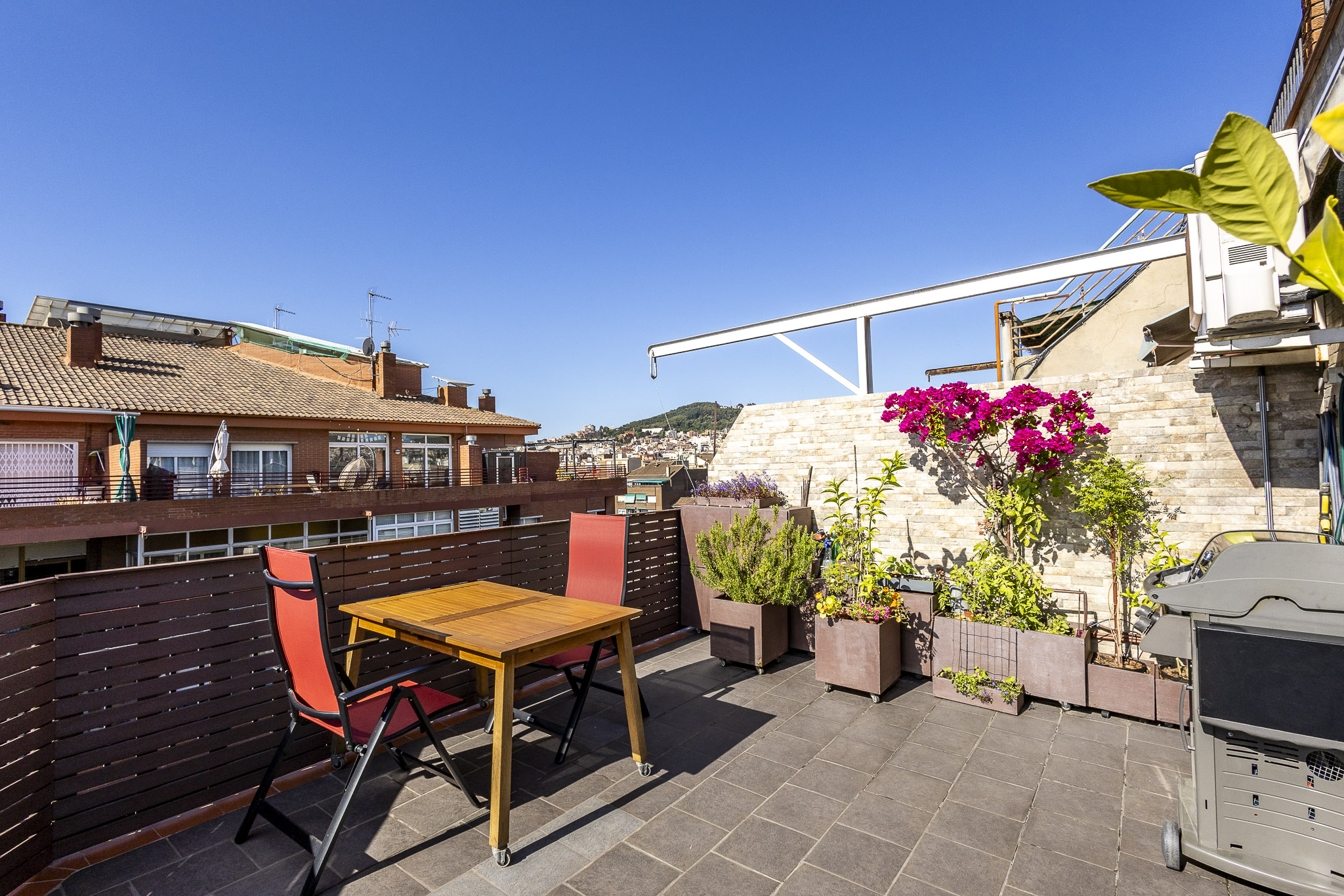 Bright renovated penthouse with large terrace