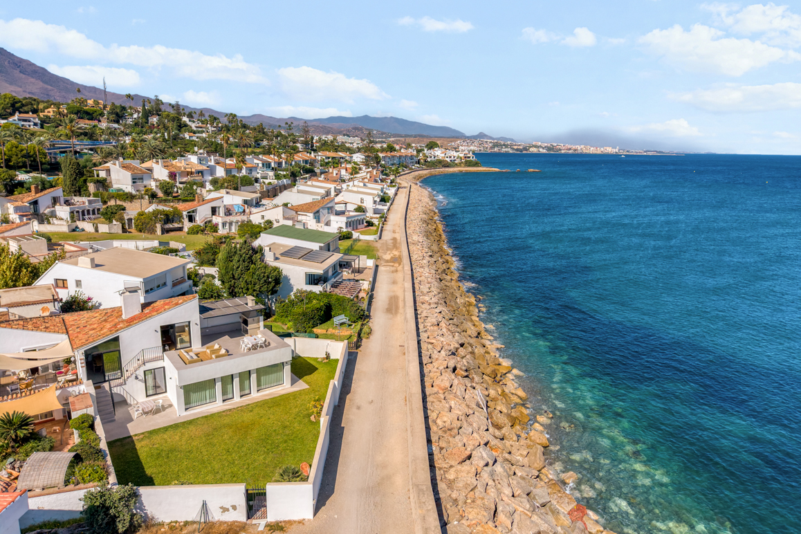 Exquisita villa mediterránea de gran luminosidad con impresionantes vistas frontales al mar en Estepona.