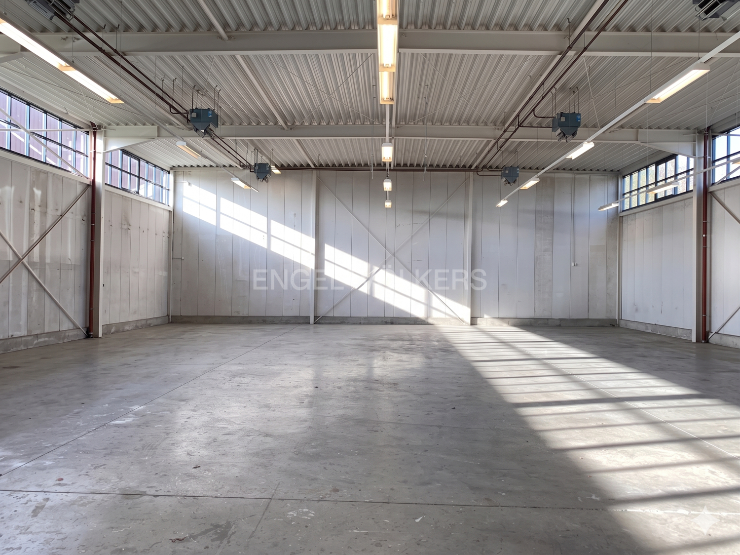 Gewerbehalle mit hochwertiger Ausstellungsfläche!