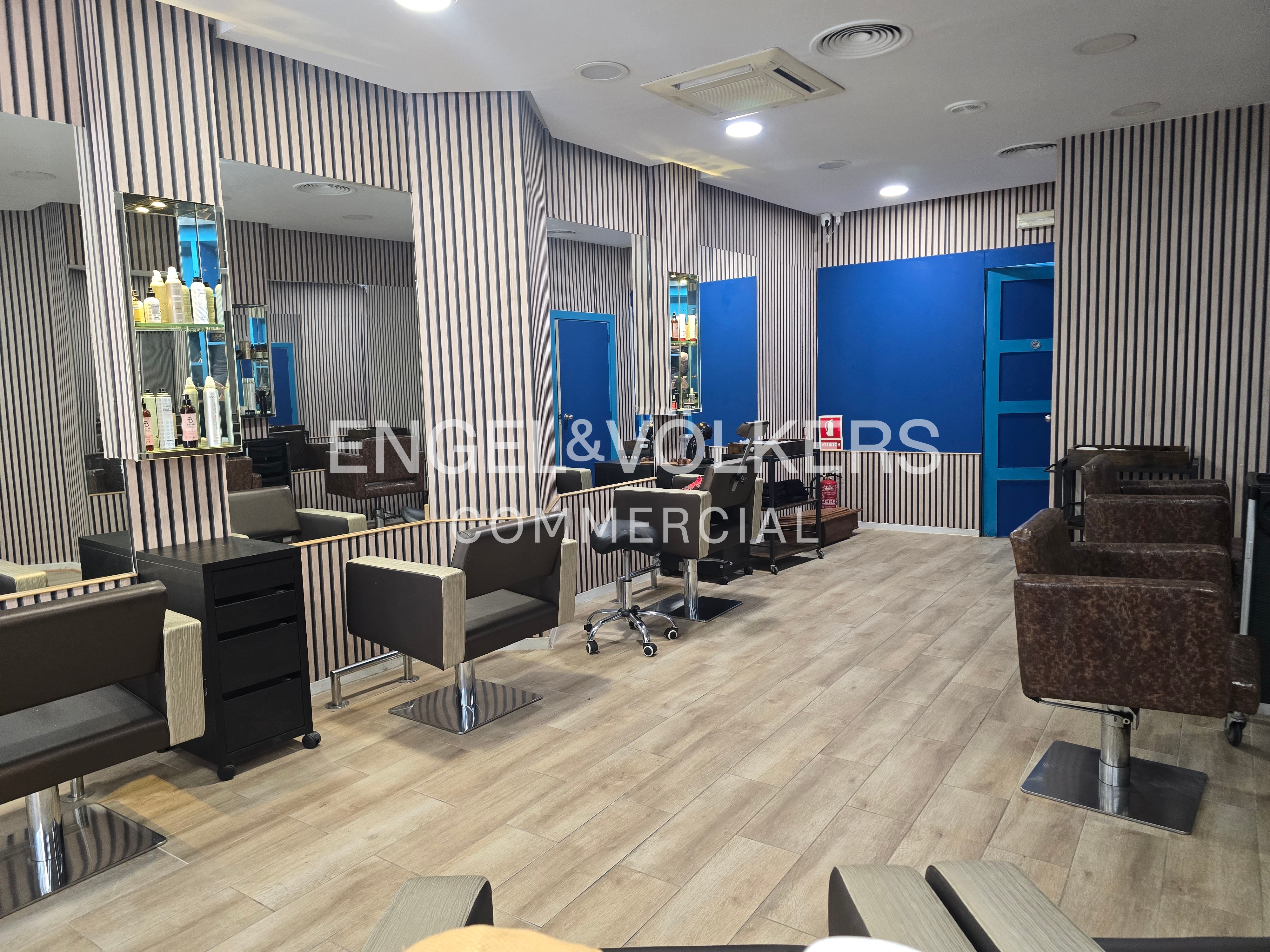 Traspaso de salón de belleza consolidado en el Eixample: Licencia activa y equipamiento completo