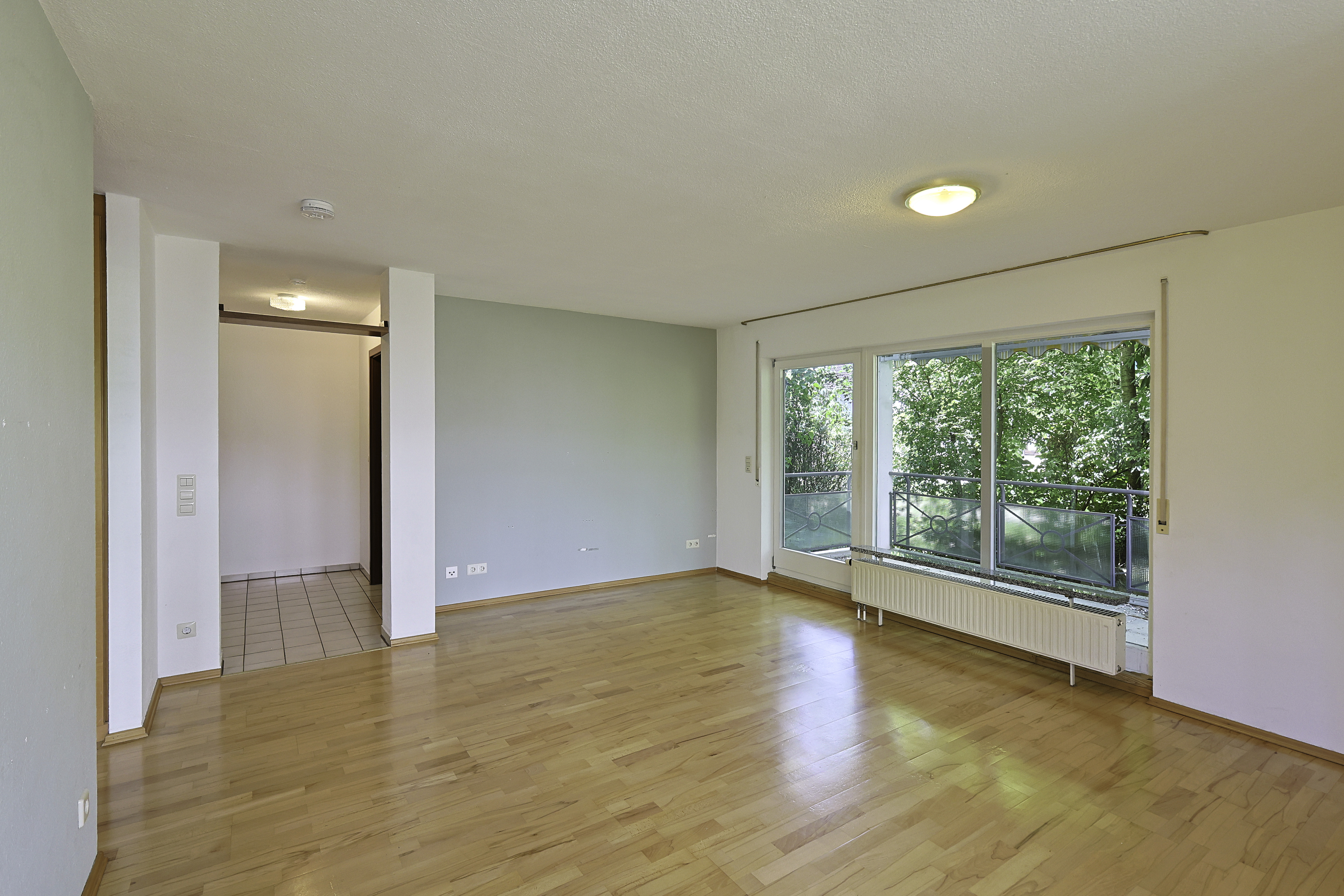 Charmante 2,5-Zimmer Wohnung mit sonniger Westterrasse und großzügigem Garten