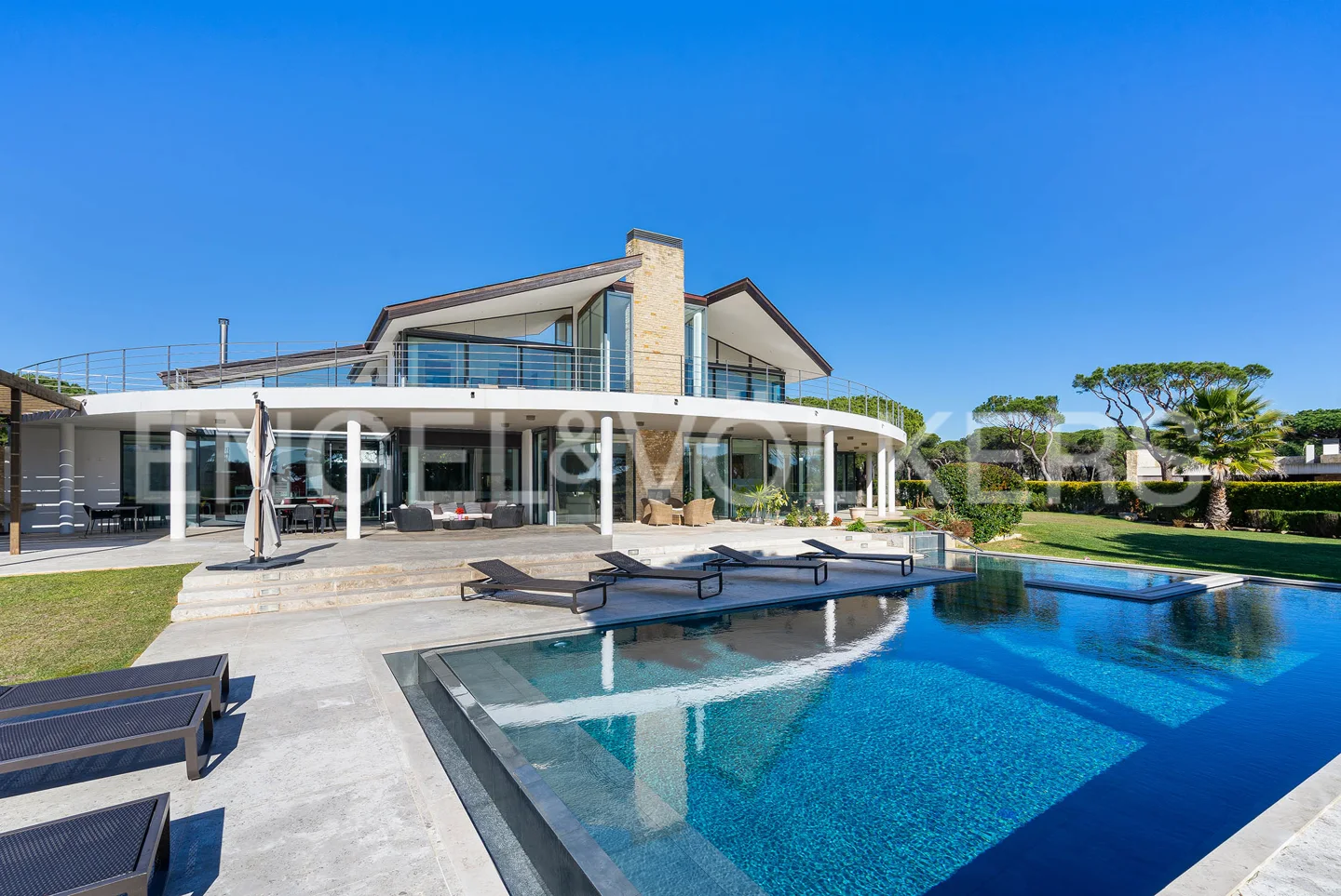 Luxurious Contemporary Villa with Exquisite Outdoor Oasis in  Vilamoura