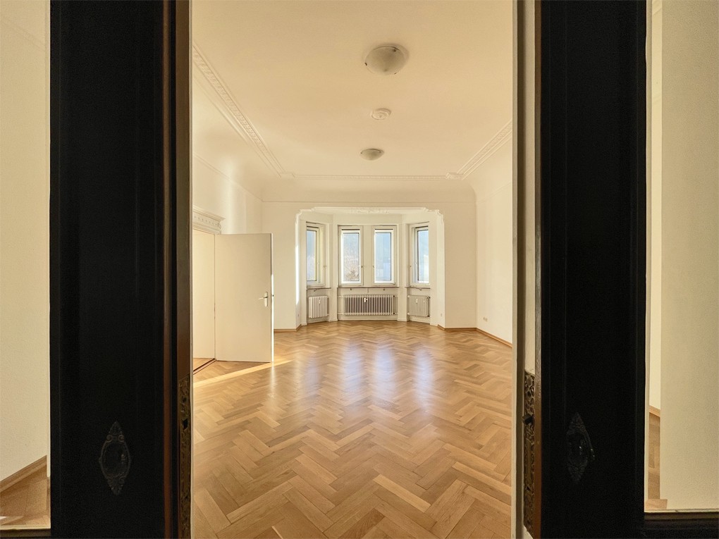 Stilvolle Altbauwohnung mit Kamin, Terrasse und Schlossblick