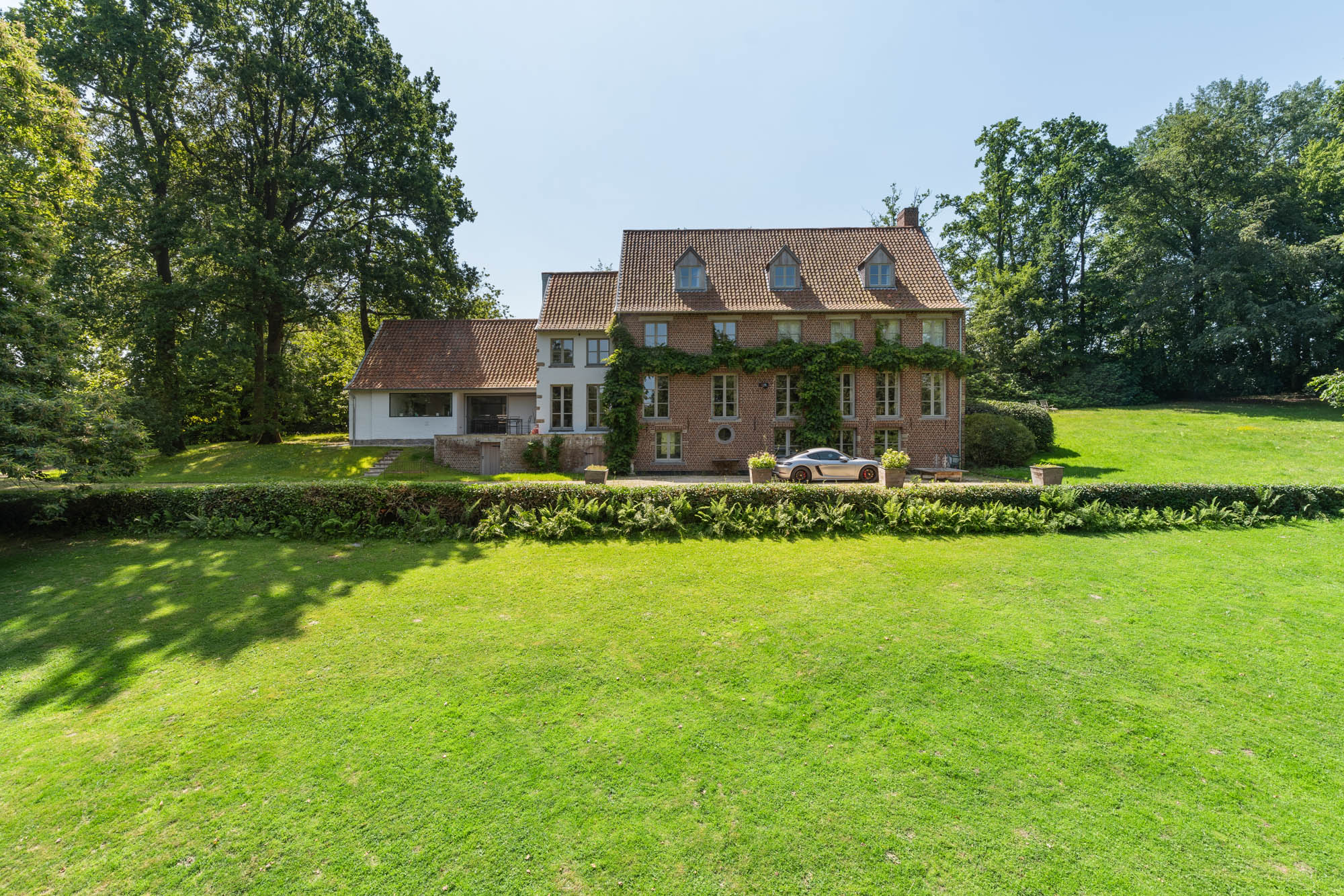 Move-in ready English country house on 6 hectares with private park garden