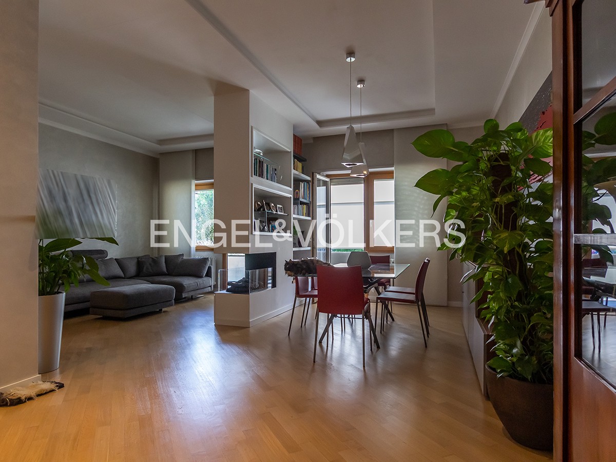 Elegant four-room apartment with a small terrace on Via Capuana