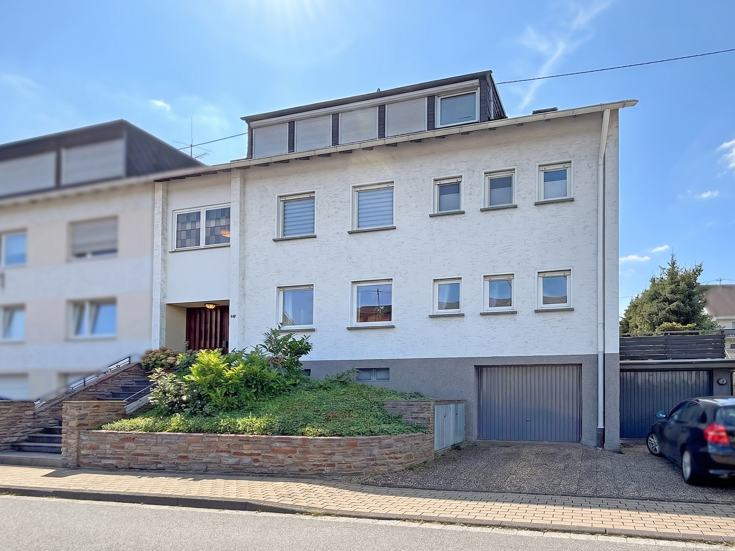 Solides Zweifamilienhaus mit Ausbaureserve im Dachgeschoss