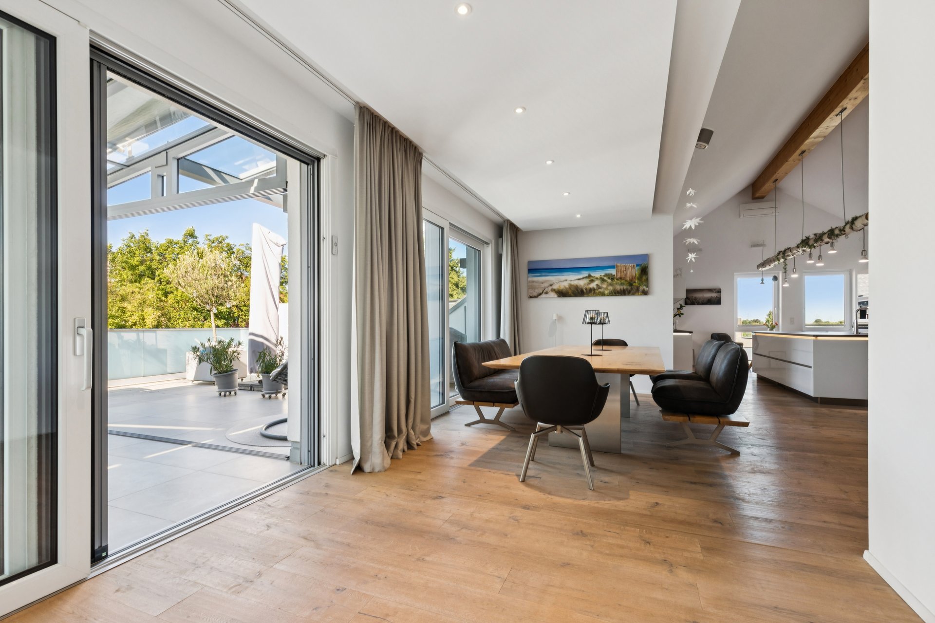 Rare. Private. Exceptional. – Exclusive penthouse with 70 m² rooftop terrace and conservatory