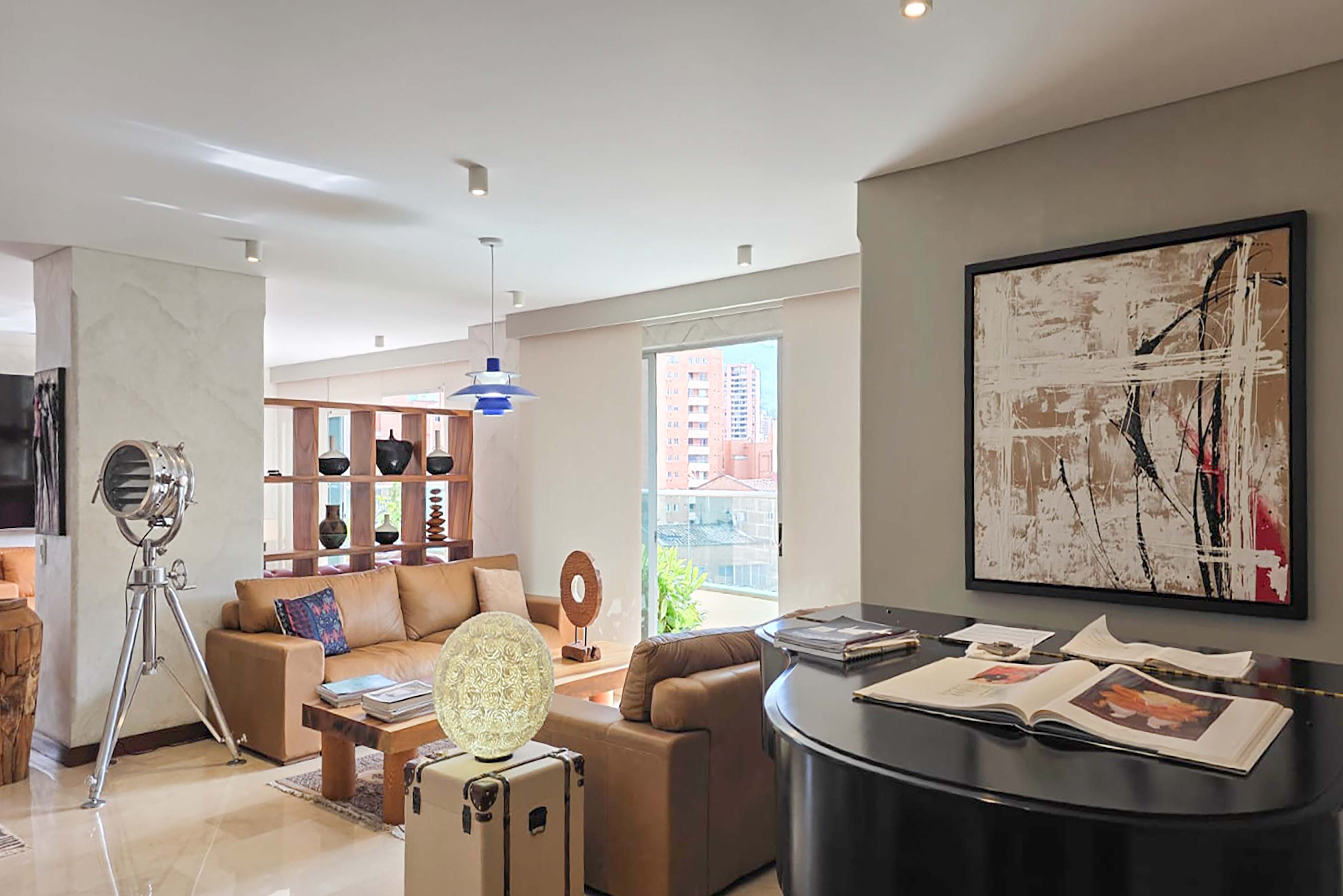 Apartamento con balcones y vista para venta en Laureles