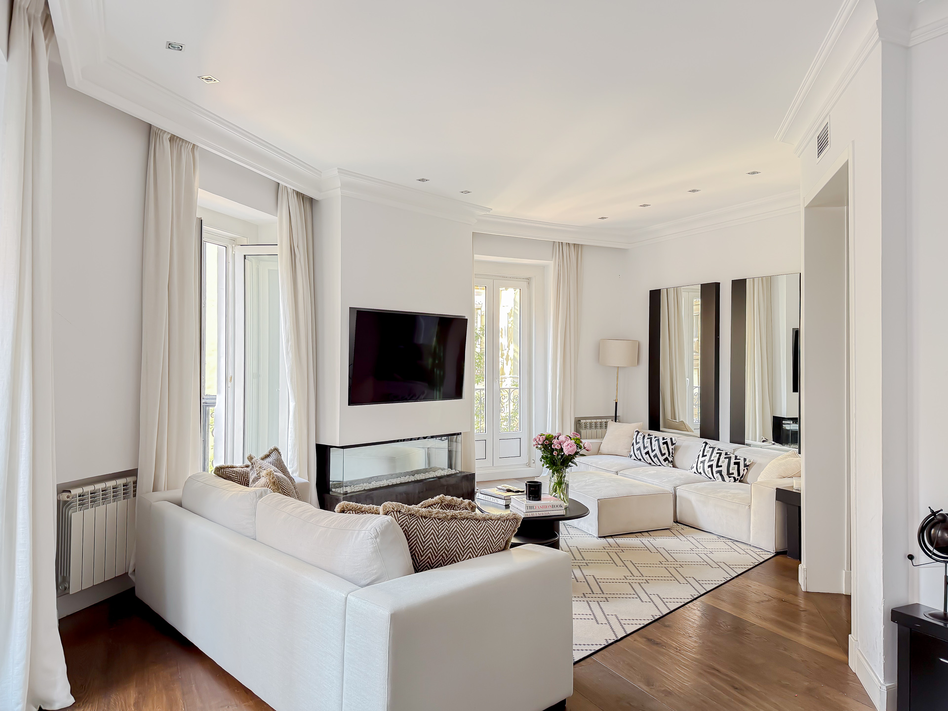 Bright 3-Bedroom, 3-Bath Home next to Serrano Street