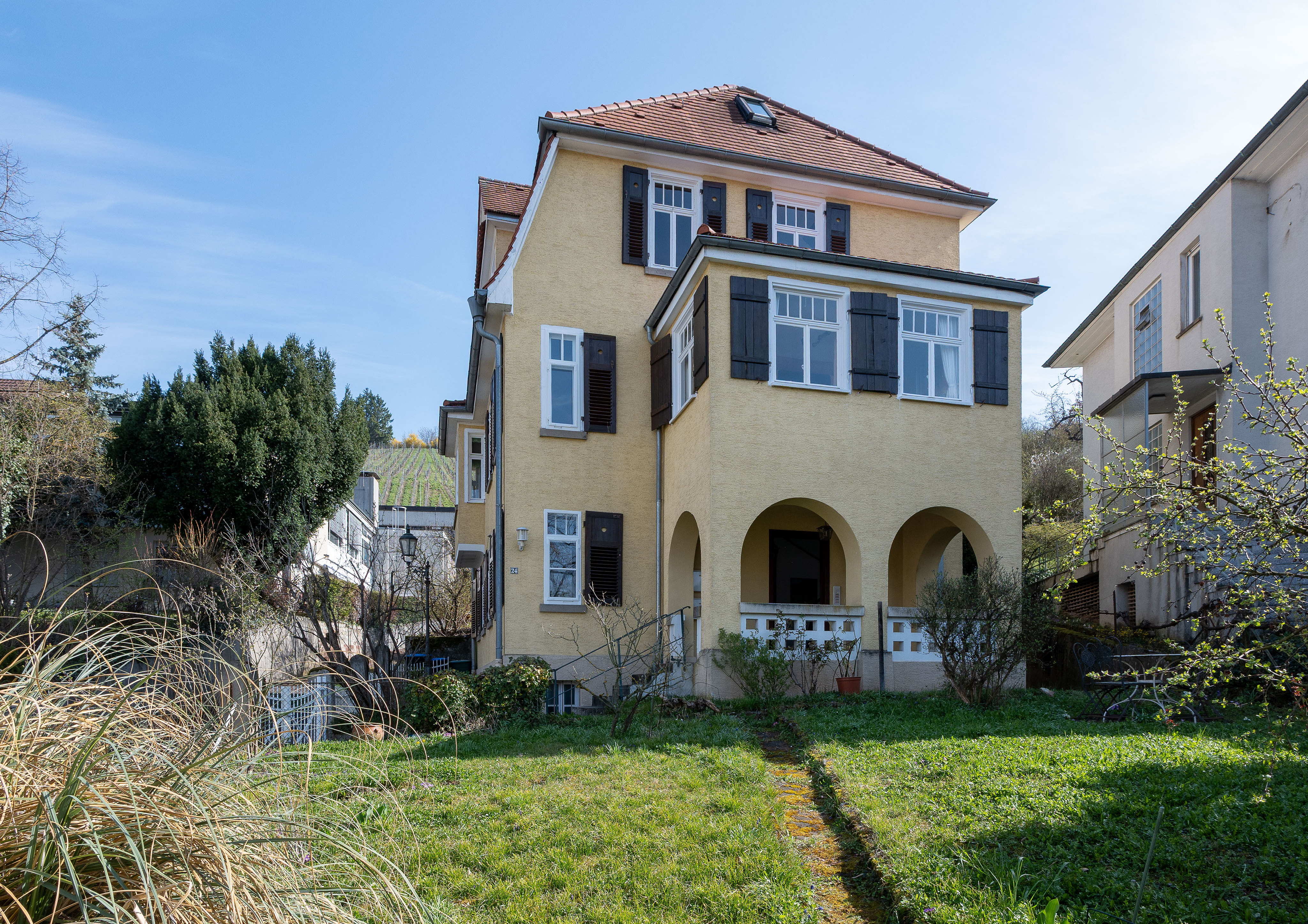 Altbauflair und Weitblick – 4,5-Zimmer-Maisonette in stilvoller Villa