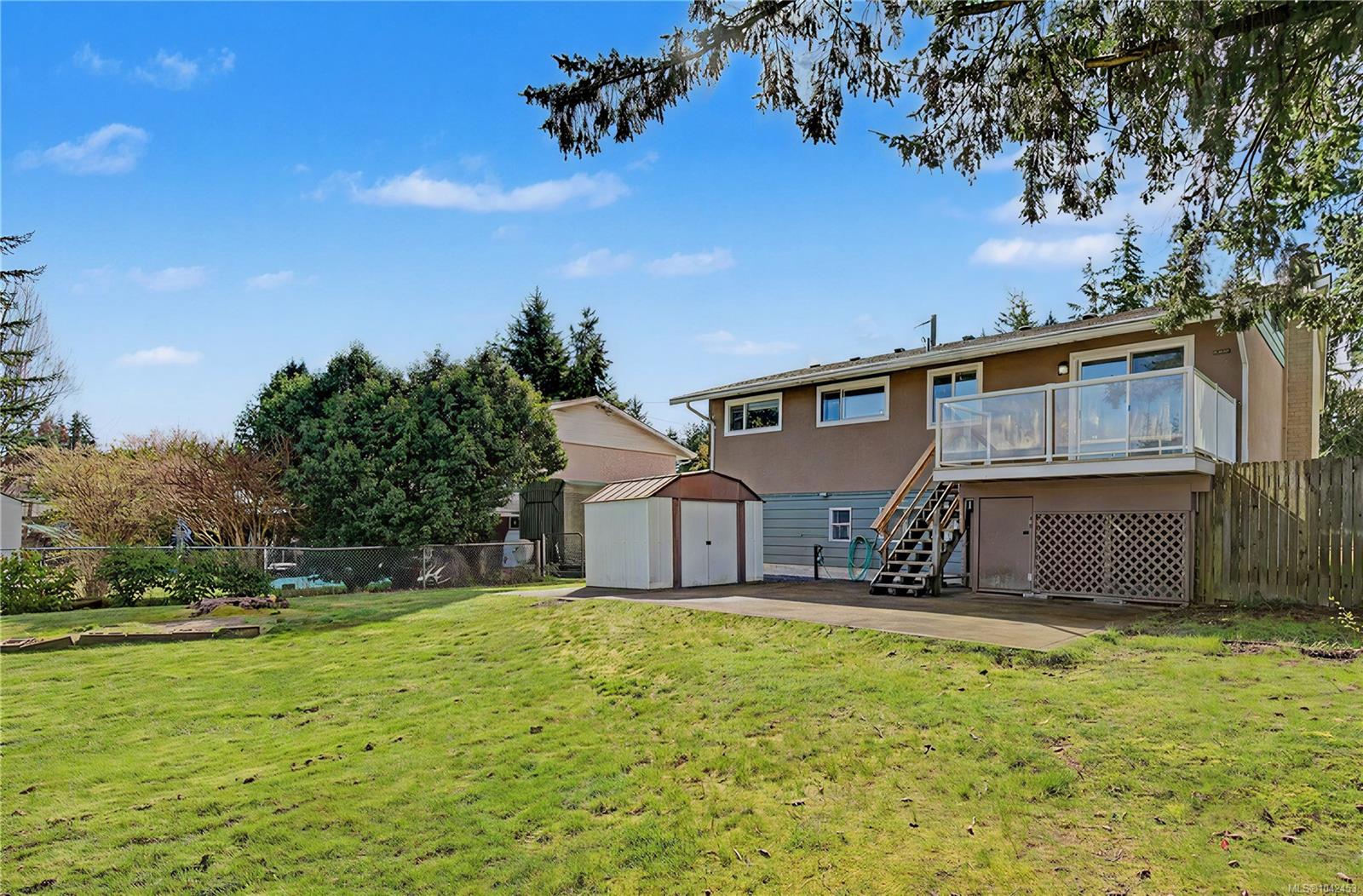 Family home, centrally located on a beautiful 0.25-acre lot