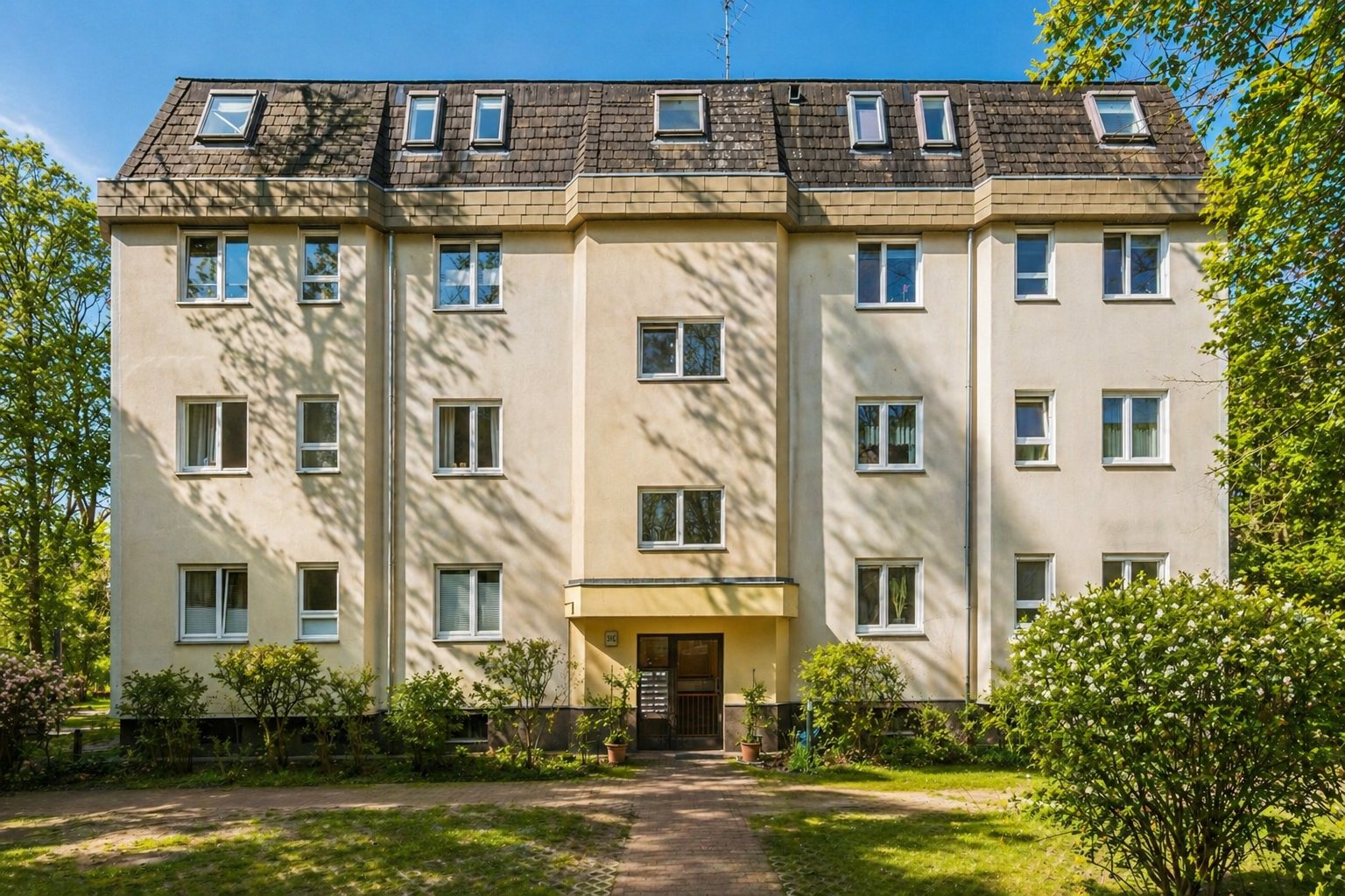 Attraktive 2-Zimmer-Wohnung mit Süd-West-Balkon in begehrter Lage von Berlin-Nikolassee