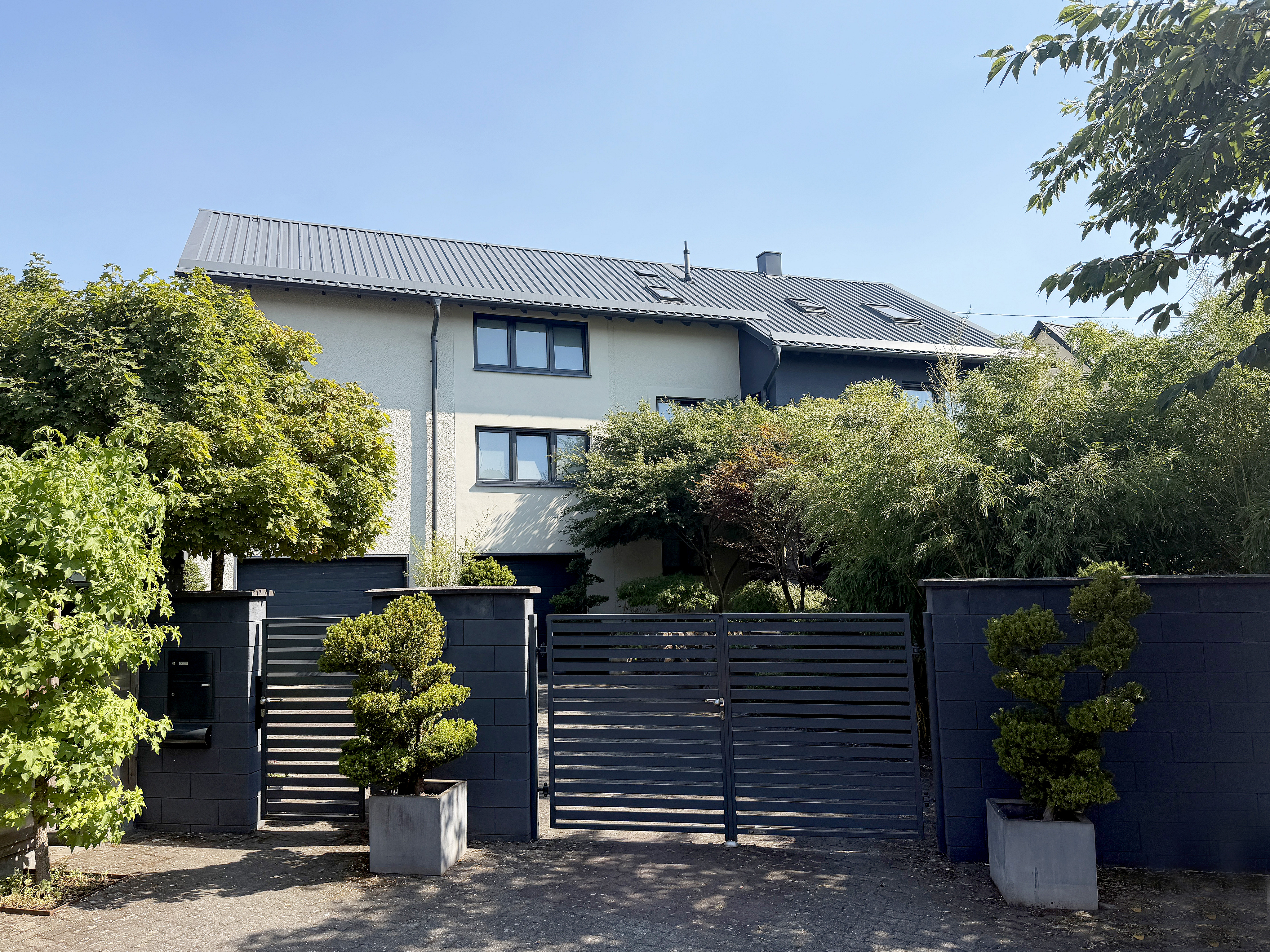 Exklusive Split-Level-Immobilie mit asiatischem Garten und vielseitigen Nutzungsmöglichkeiten