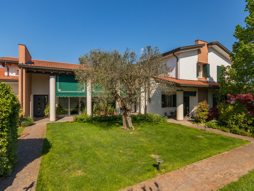 Detached house with large garden minutes from the H-Farm campus
