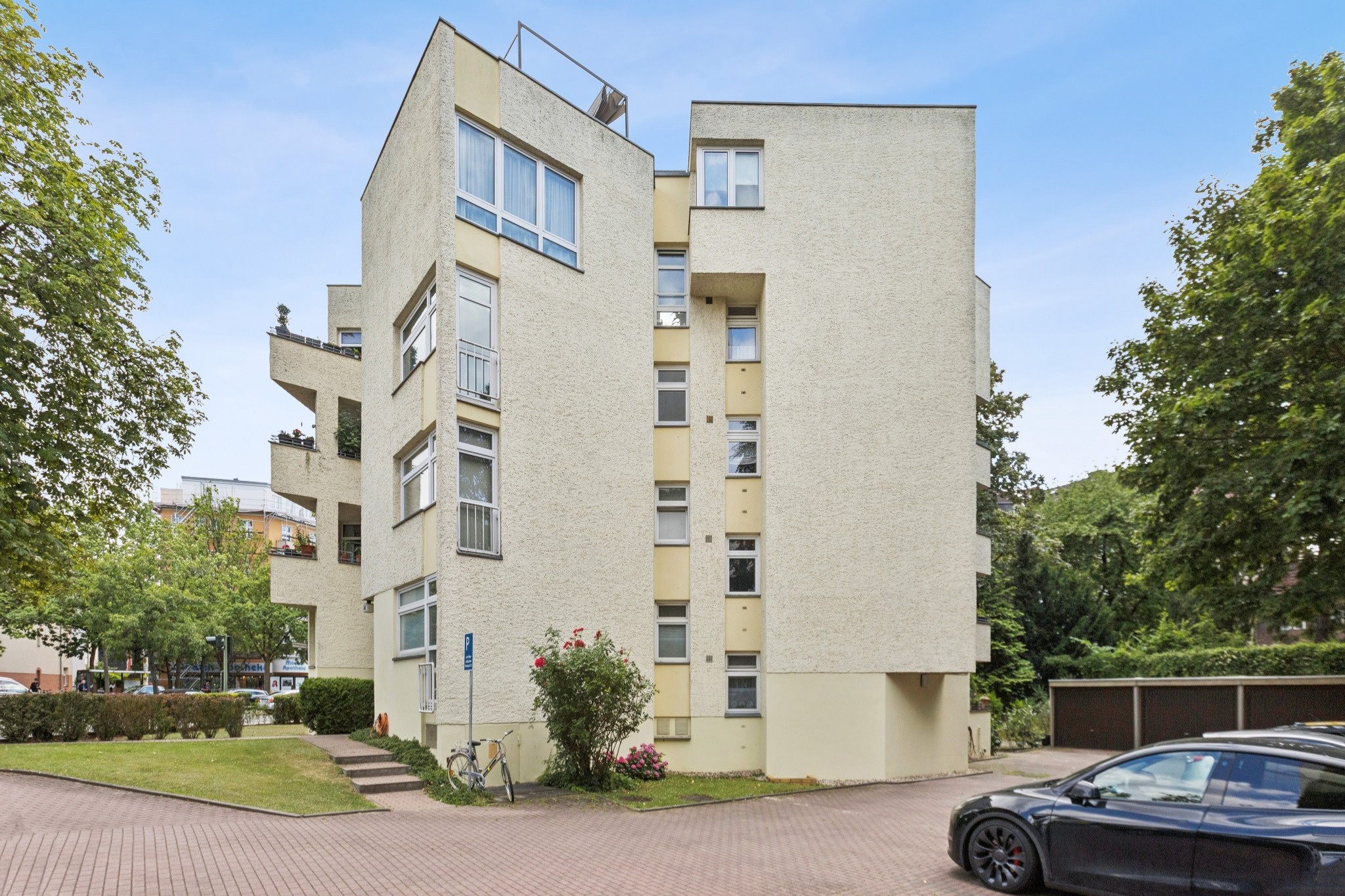 Lichtdurchflutete vermietete Dachgeschosswohnung mit Balkon und Blick ins Grüne