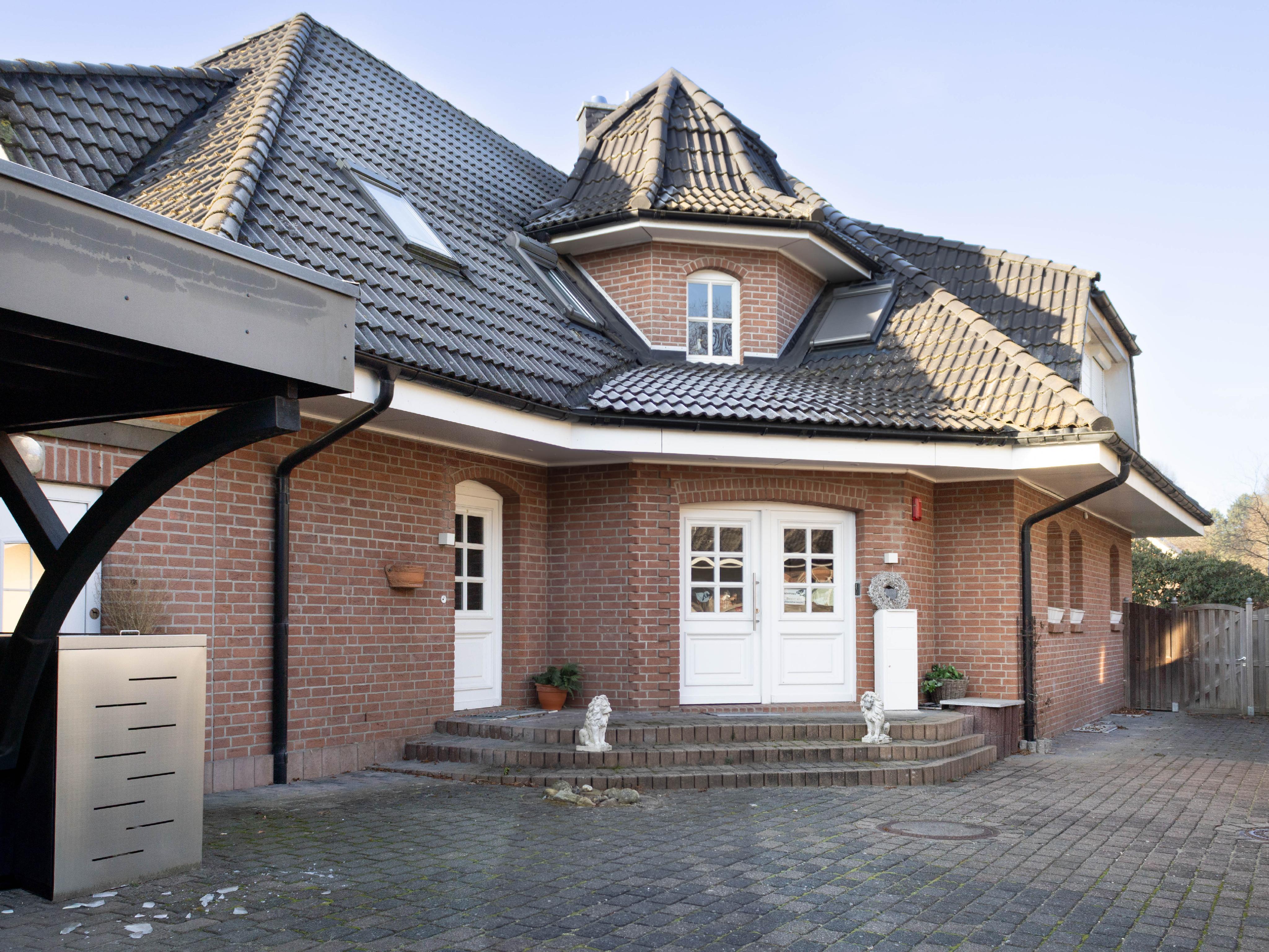Hochwertige Villa mit separater Einliegerwohnung und wunderschönem Garten