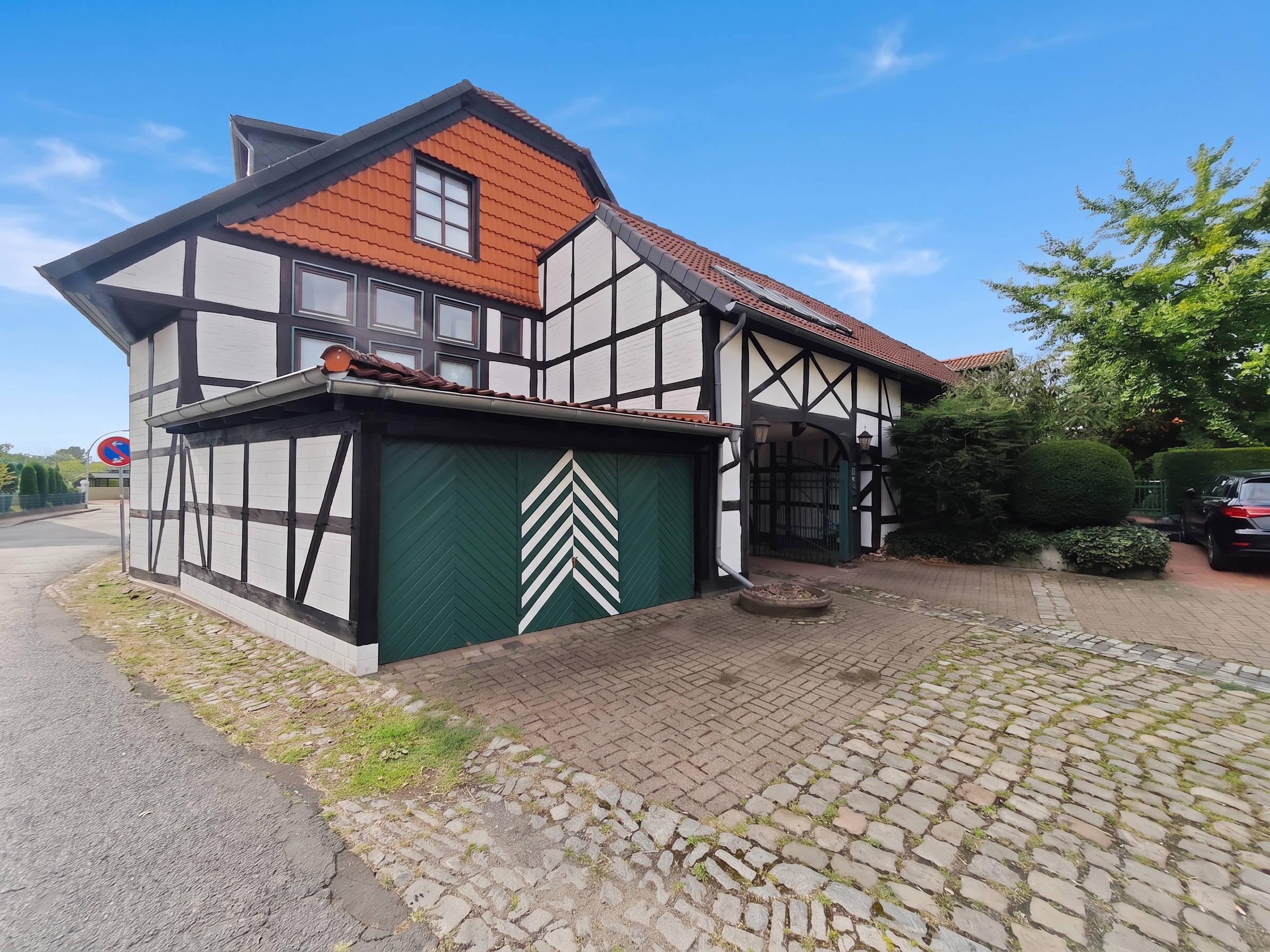 Großzügige 3-Zi.-Wohnung mit Loggia, Kamin & Garage [AI-modified]