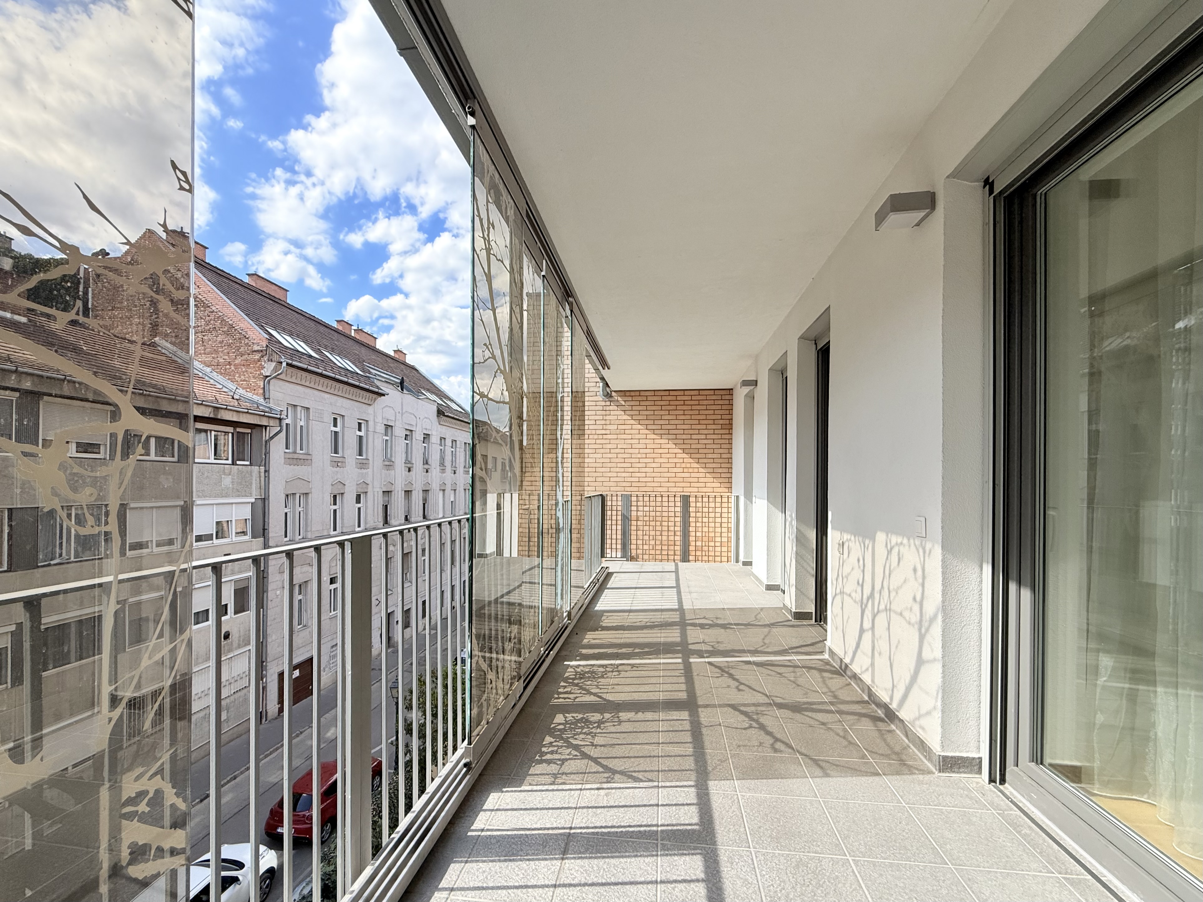 2-bedroom, 2-garage newly built apartment in the Castle District