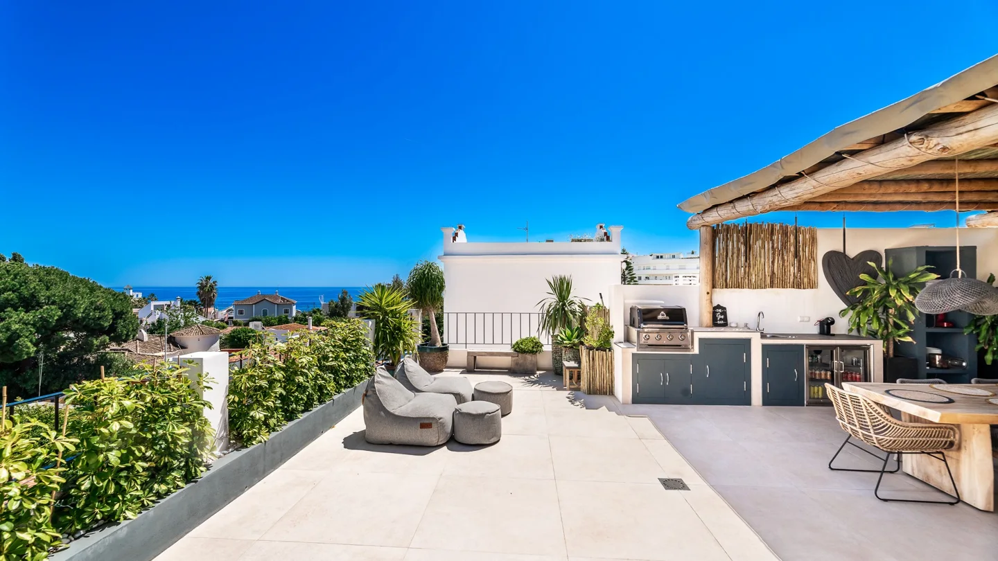 Stilvolles Strand-Duplex-Penthouse in San Pedro mit Meerblick