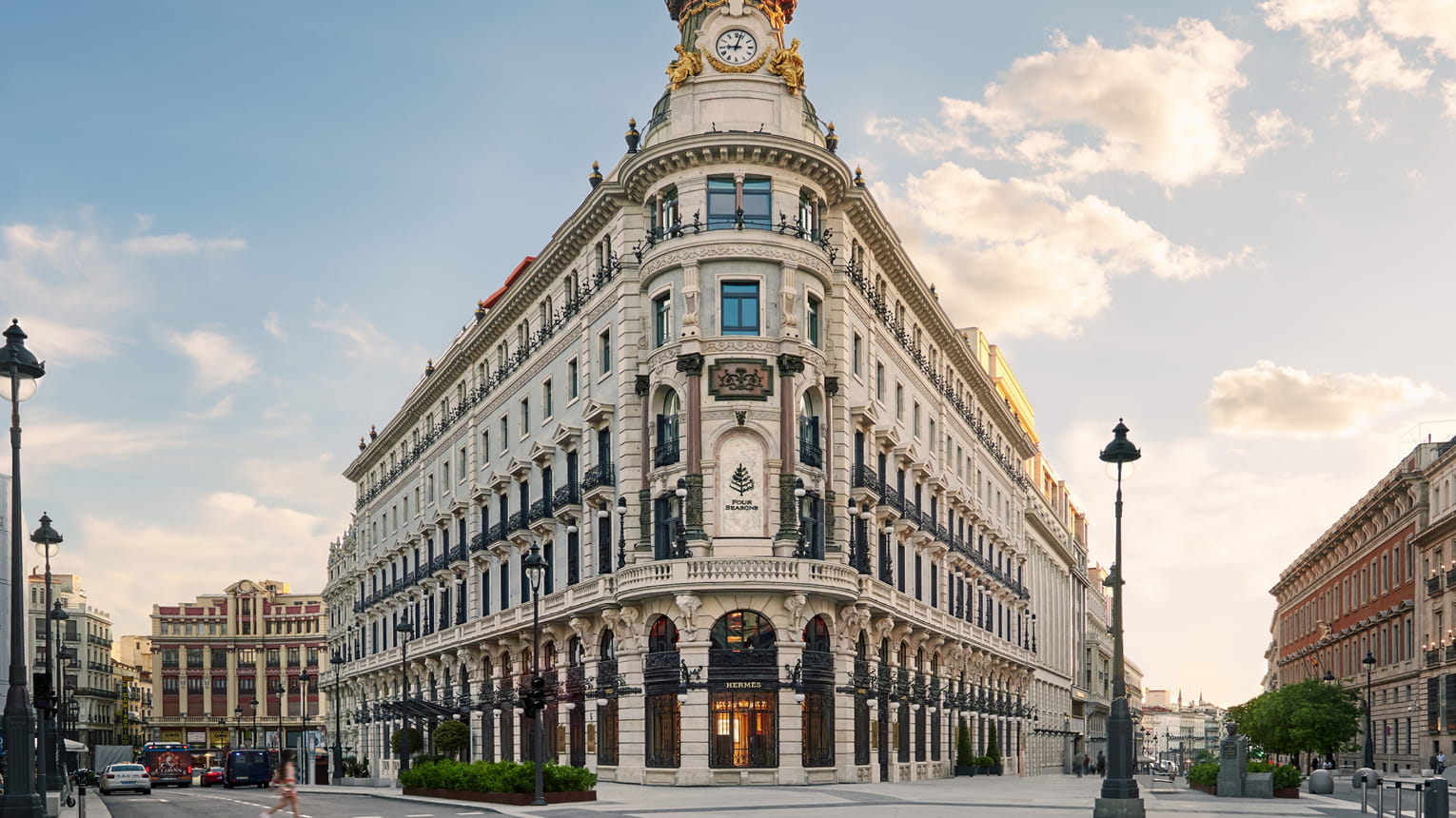 The privilege of living in your own residence at the Four Seasons Hotel. An exceptional place and a unique way of living in Madrid.