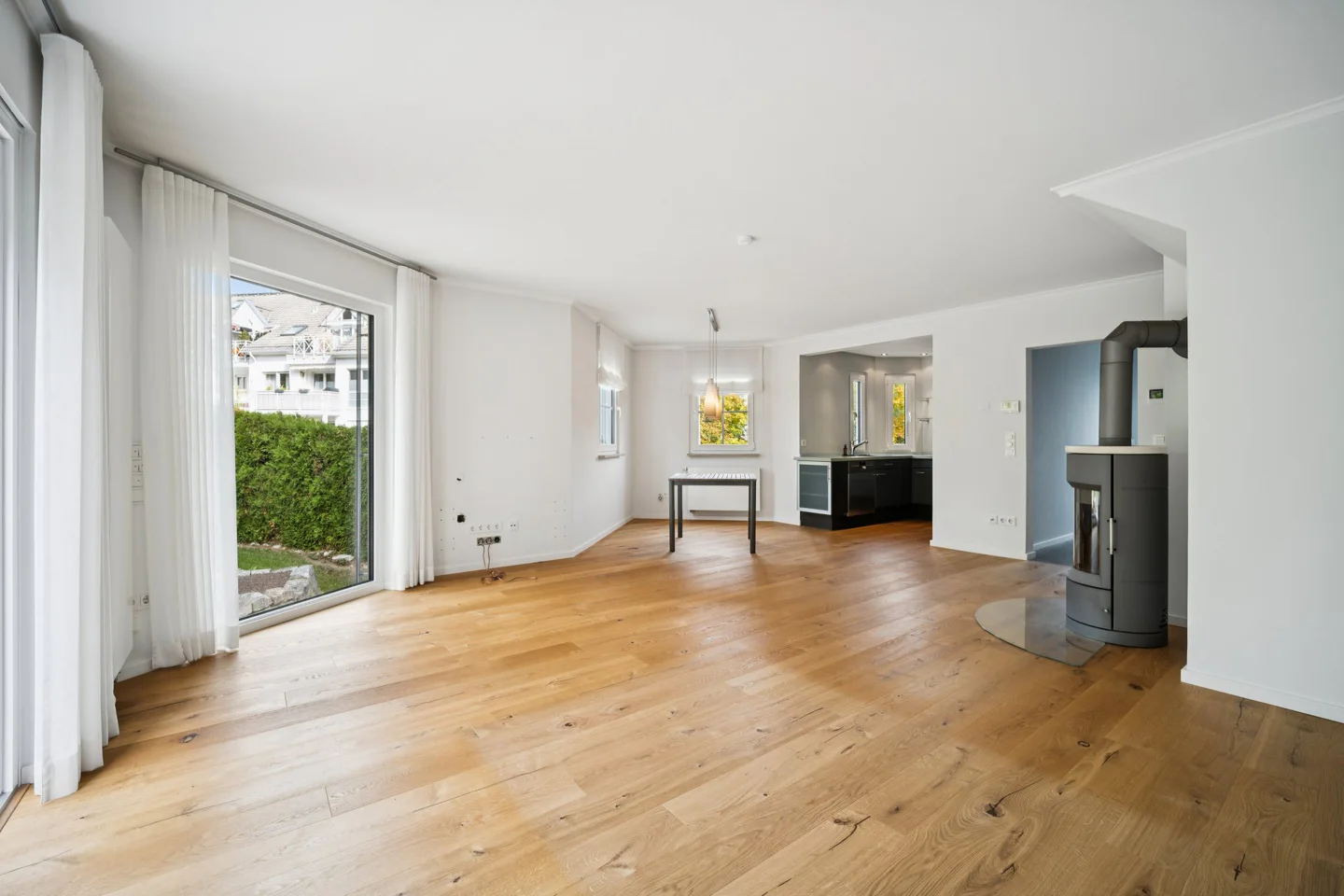 Charmantes Reihenendhaus mit großzügigem Wohnbereich und schön angelegtem Garten - Foto 2