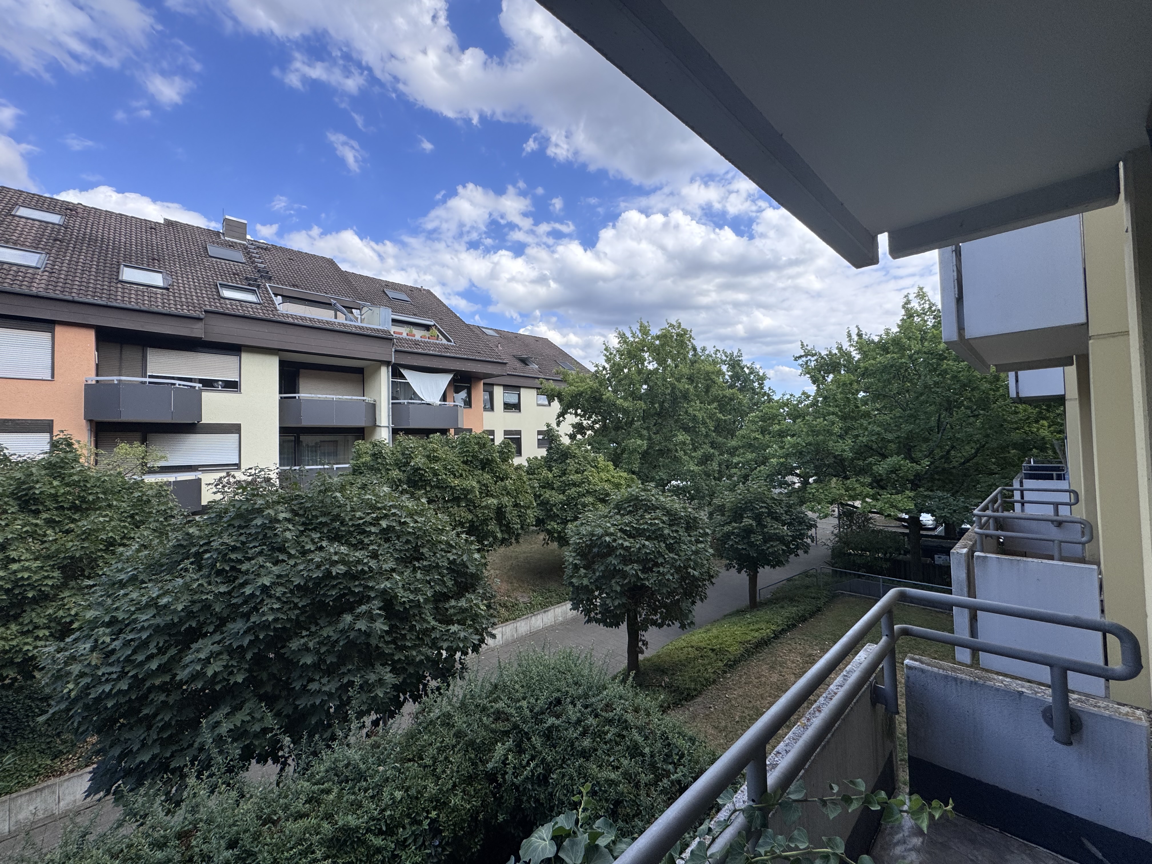 Attraktive Kapitalanlage mit Balkon und Tiefgaragenstellplatz in begehrter Lage der Waldstadt