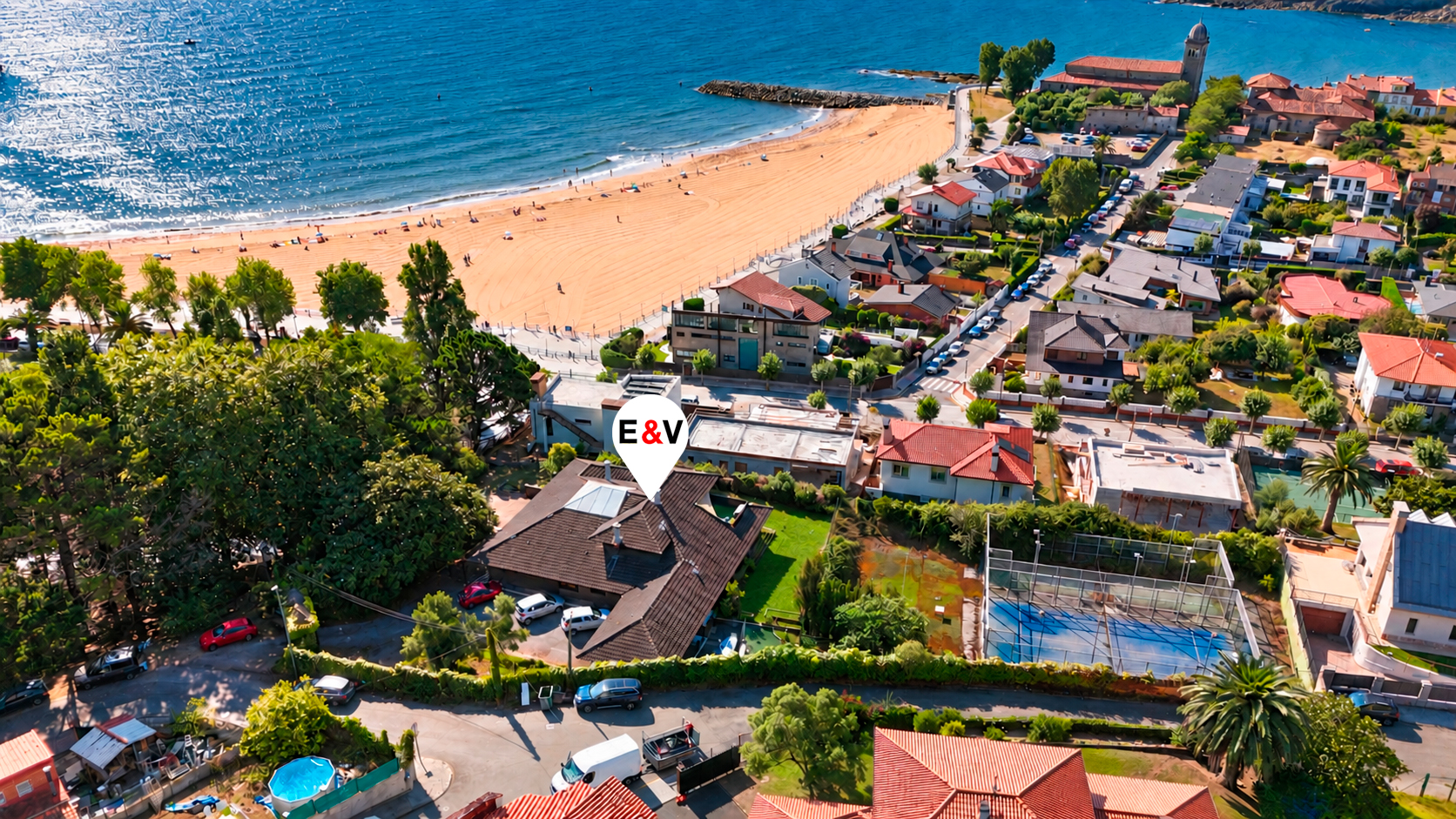 Large house overlooking Luanco Beach, on a plot with great potential