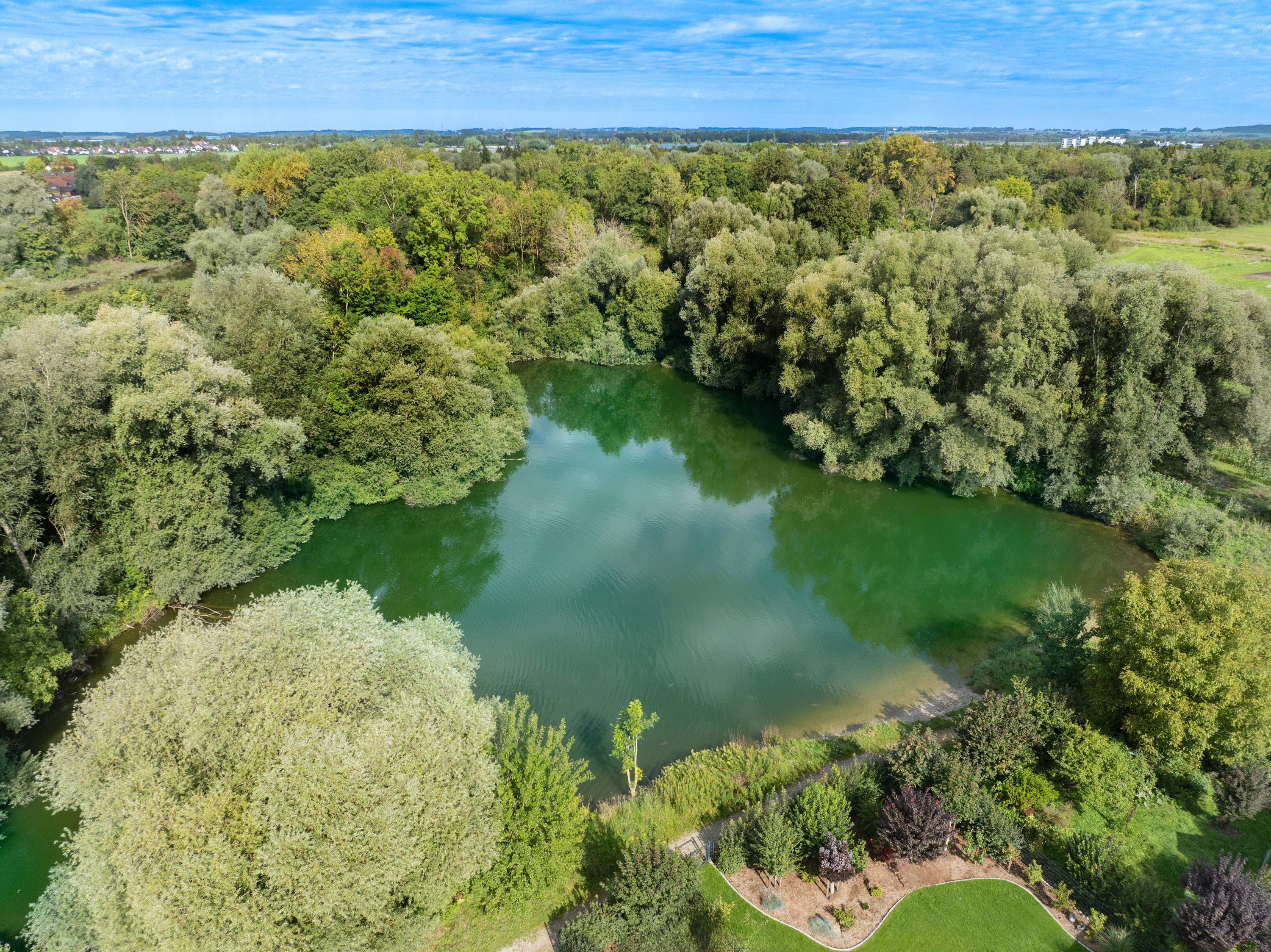 Baugrundstück in Bestlage direkt am Weiher