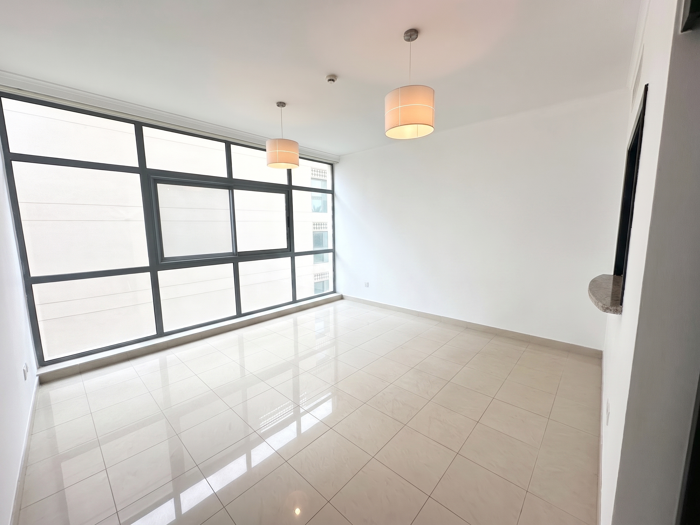 Unfurnished l Vacant l Lake View